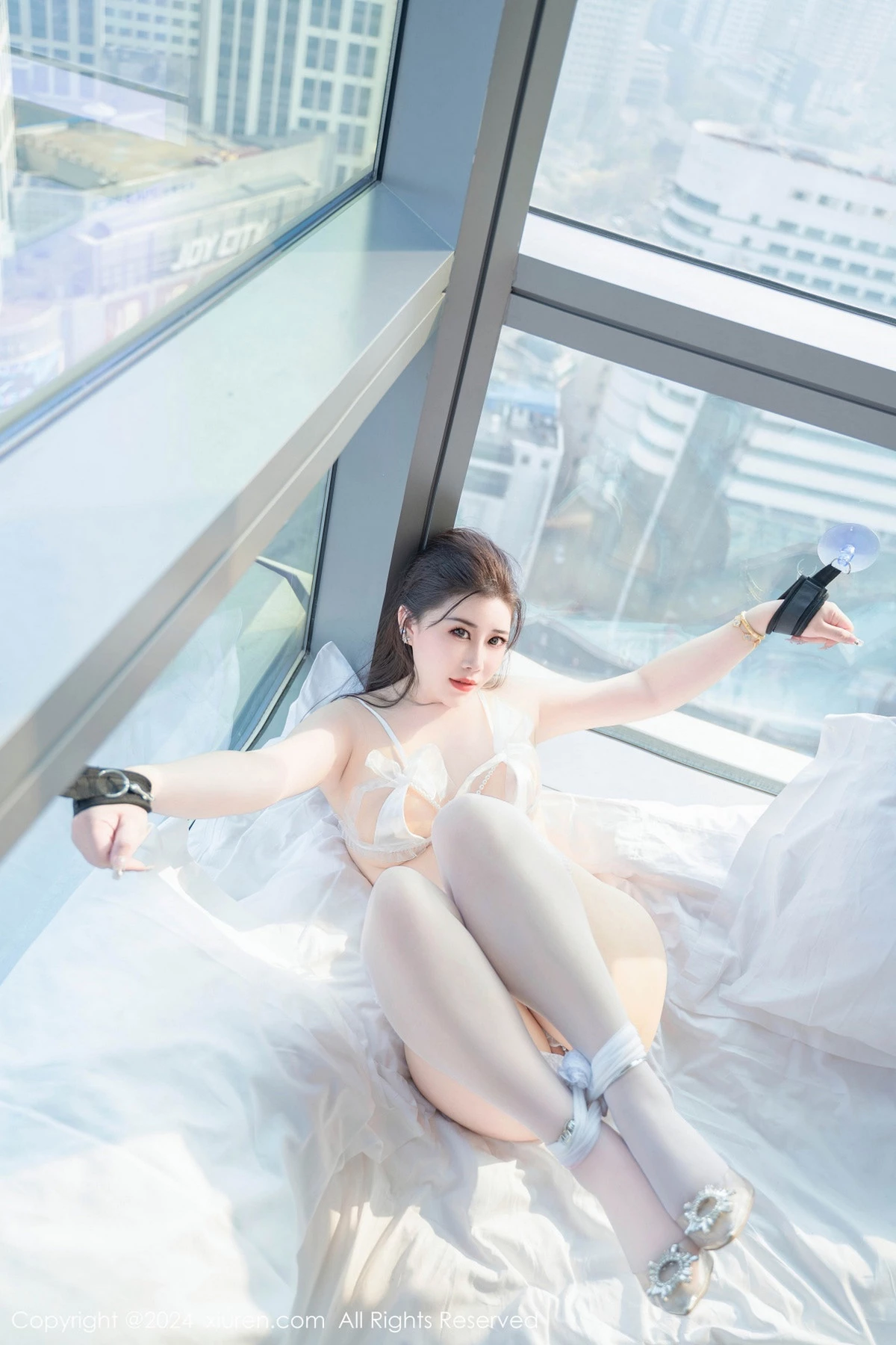 秀人集.com_[XiuRen秀人网]No.8837_模特王婉悠Queen白色蕾丝珍珠睡衣配白丝袜秀丰满身材诱惑写真82P