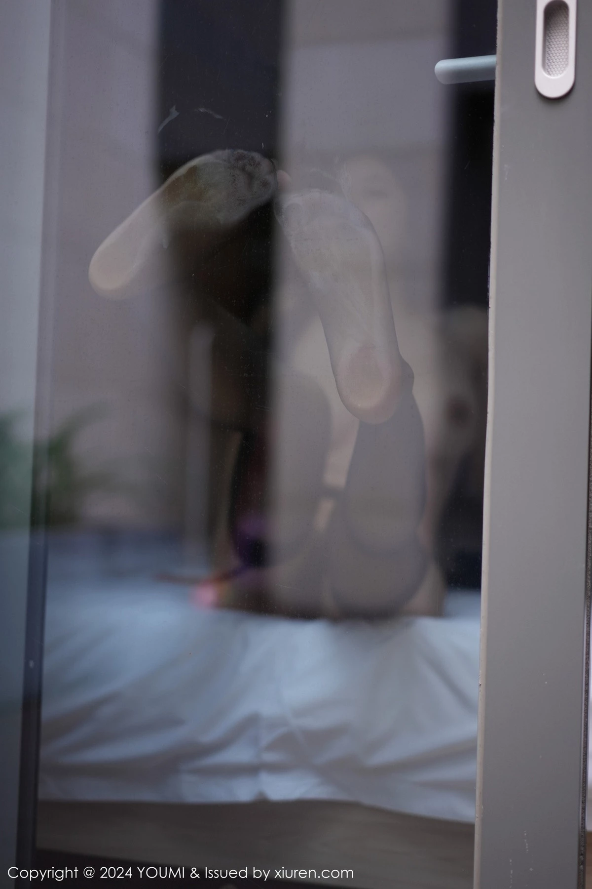 秀人集.com_[YouMi尤蜜荟]Vol.1082_模特心妍小公主性感墨绿吊带短裙配黑丝吊袜秀凹凸身材诱惑写真60P