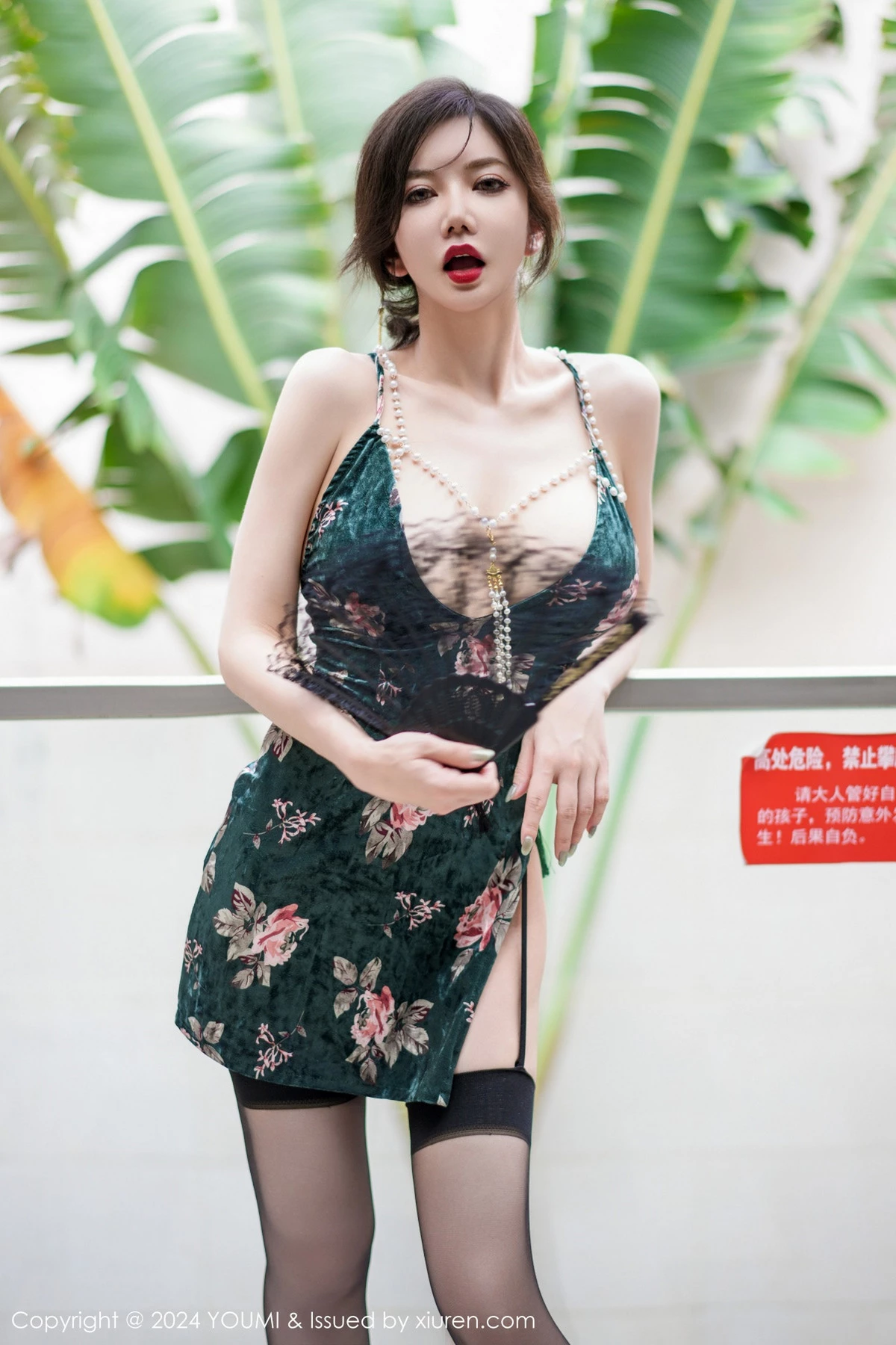 秀人集.com_[YouMi尤蜜荟]Vol.1082_模特心妍小公主性感墨绿吊带短裙配黑丝吊袜秀凹凸身材诱惑写真60P