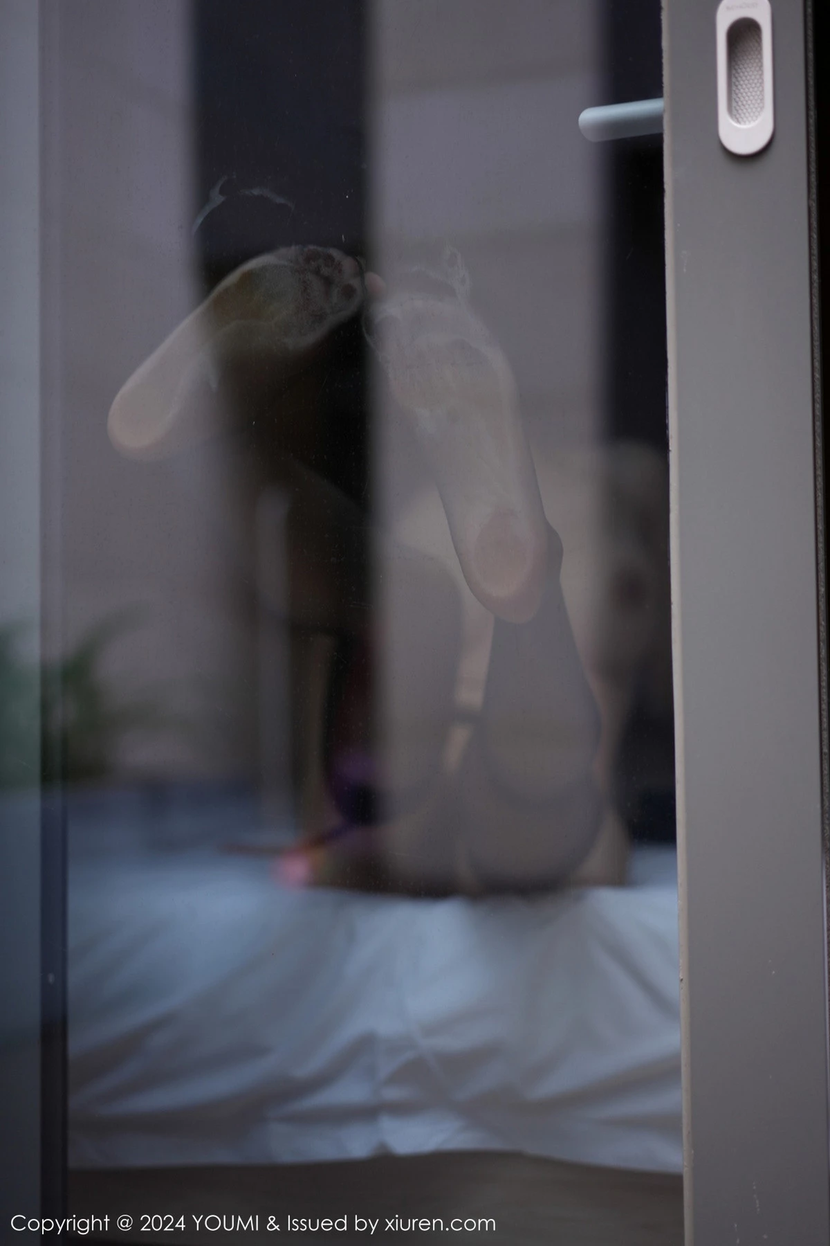 秀人集.com_[YouMi尤蜜荟]Vol.1082_模特心妍小公主性感墨绿吊带短裙配黑丝吊袜秀凹凸身材诱惑写真60P