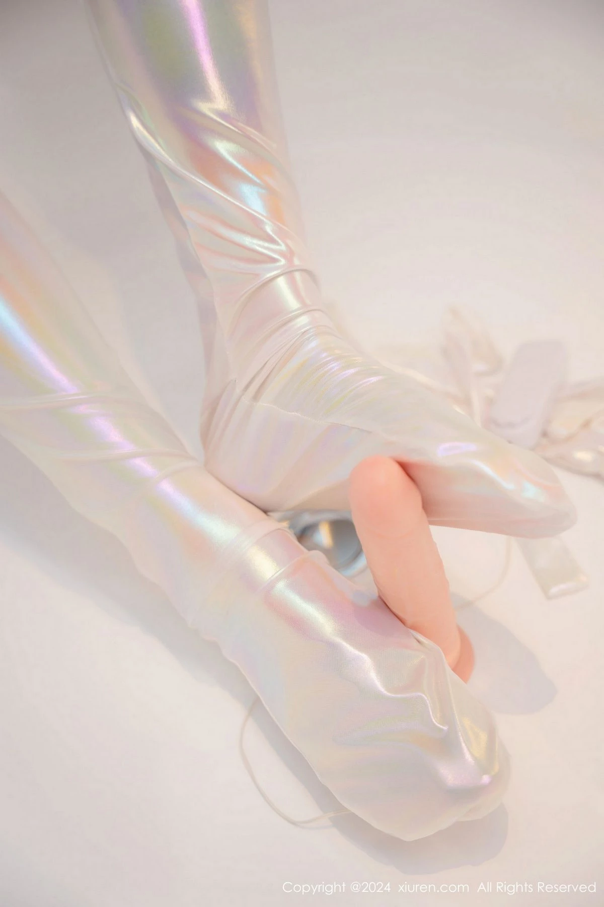 秀人集.com_[XiuRen秀人网]No.8840_模特徐若兮浴室场景白色高叉连体衣配白丝袜秀曼妙身姿诱惑写真75P