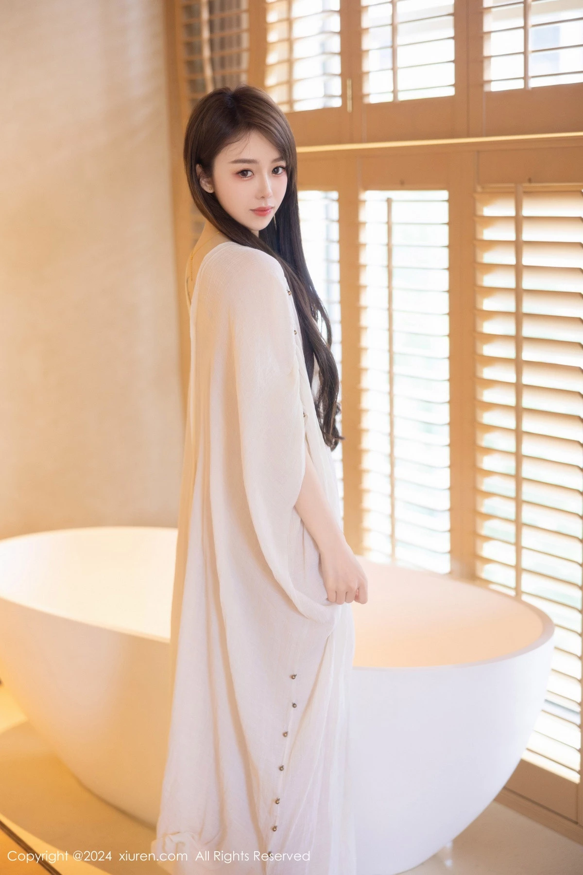 秀人集.com_[XiuRen秀人网]No.8842_新人模特夏竹性感浅色连衣裙+白色薄纱服饰秀曼妙身姿诱惑写真83P
