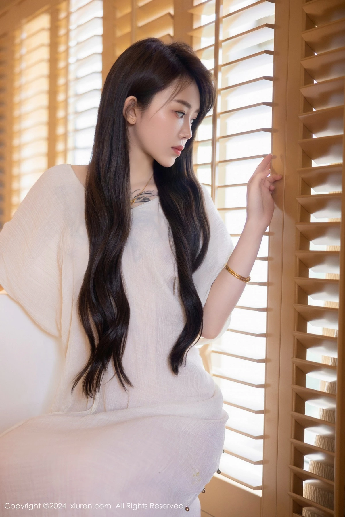 秀人集.com_[XiuRen秀人网]No.8842_新人模特夏竹性感浅色连衣裙+白色薄纱服饰秀曼妙身姿诱惑写真83P