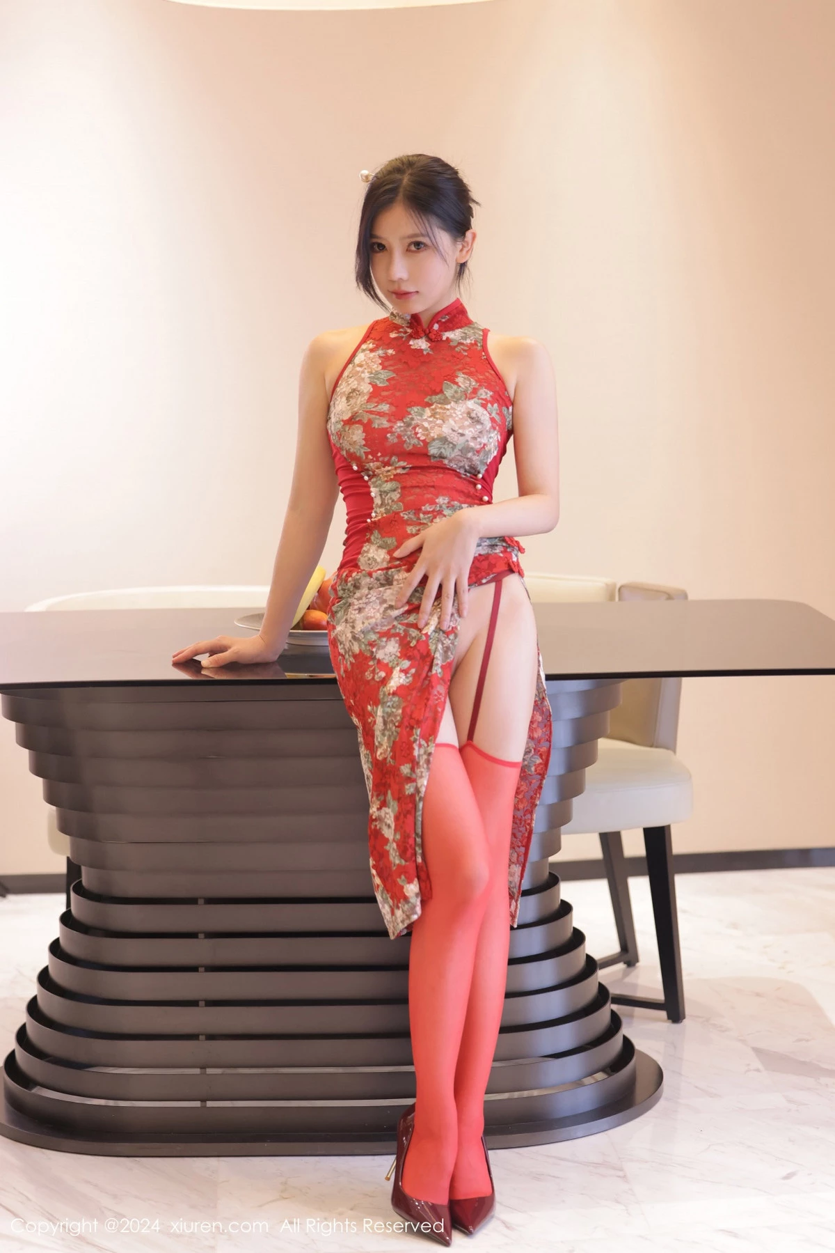 秀人集.com_[XiuRen秀人网]No.8871_模特尹甜甜性感红色旗袍服饰配红丝吊袜半撩秀翘臀美腿诱惑写真92P