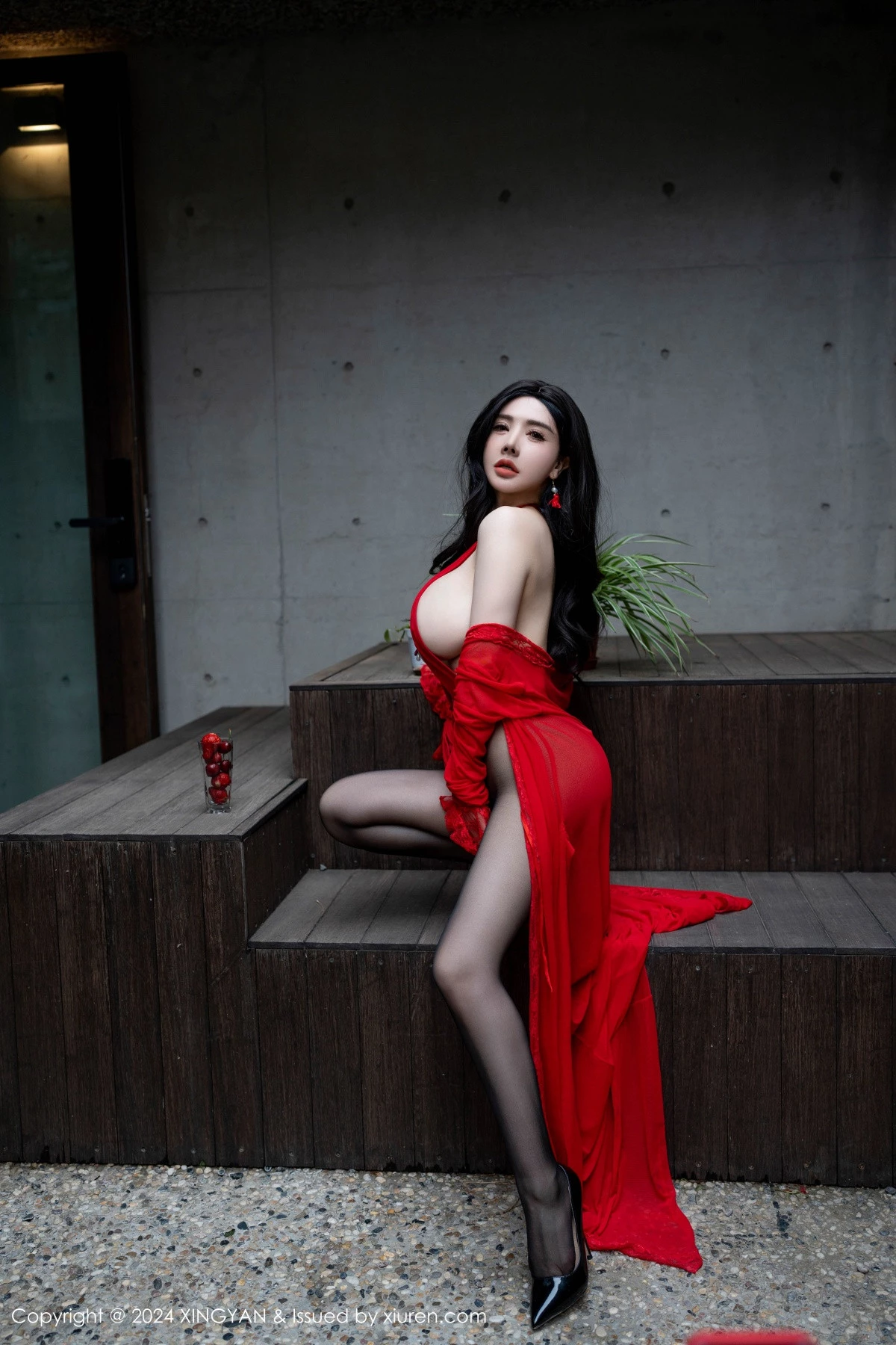 秀人集.com_[XINGYAN星颜社]VOL.245_模特潘思沁性感红色连衣裙配超薄黑丝秀巨乳肥臀惹火诱惑写真81P