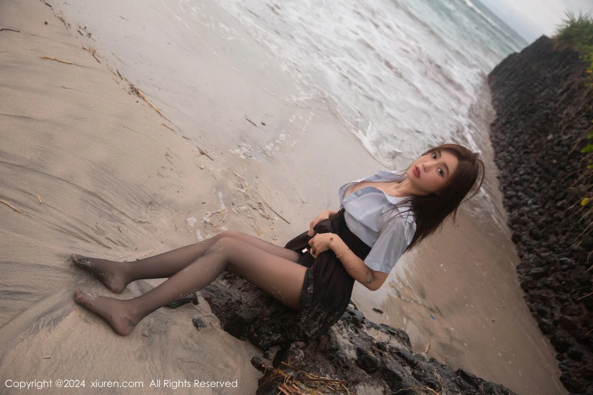 秀人集.com_[XiuRen秀人网]No.8752_女神绮里嘉ula性感淡蓝T配背带裙露超薄黑丝秀曼妙身姿诱惑写真80P