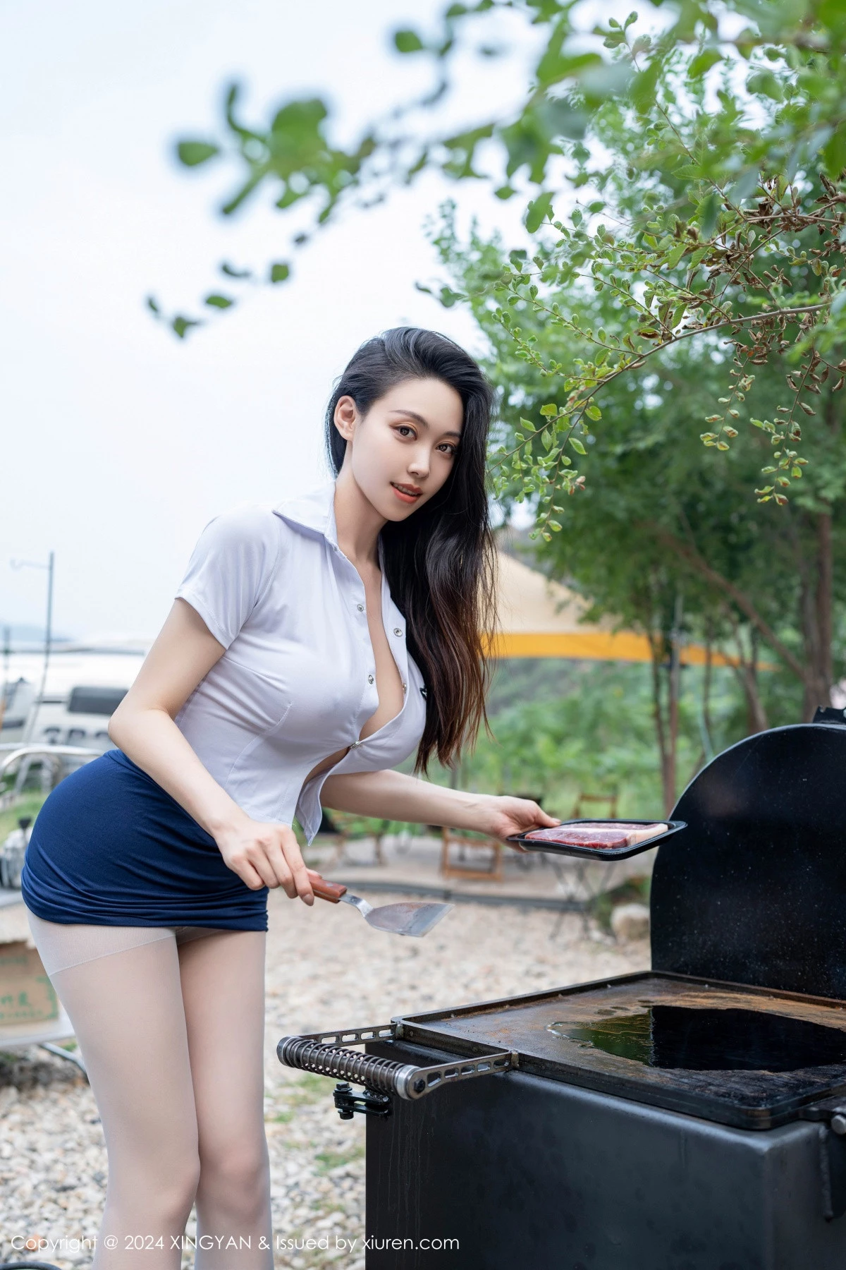 秀人集.com_[XINGYAN星颜社]VOL.257_模特清妙户外性感白T配蓝色短裙露超薄白丝秀翘臀美腿诱惑写真80P