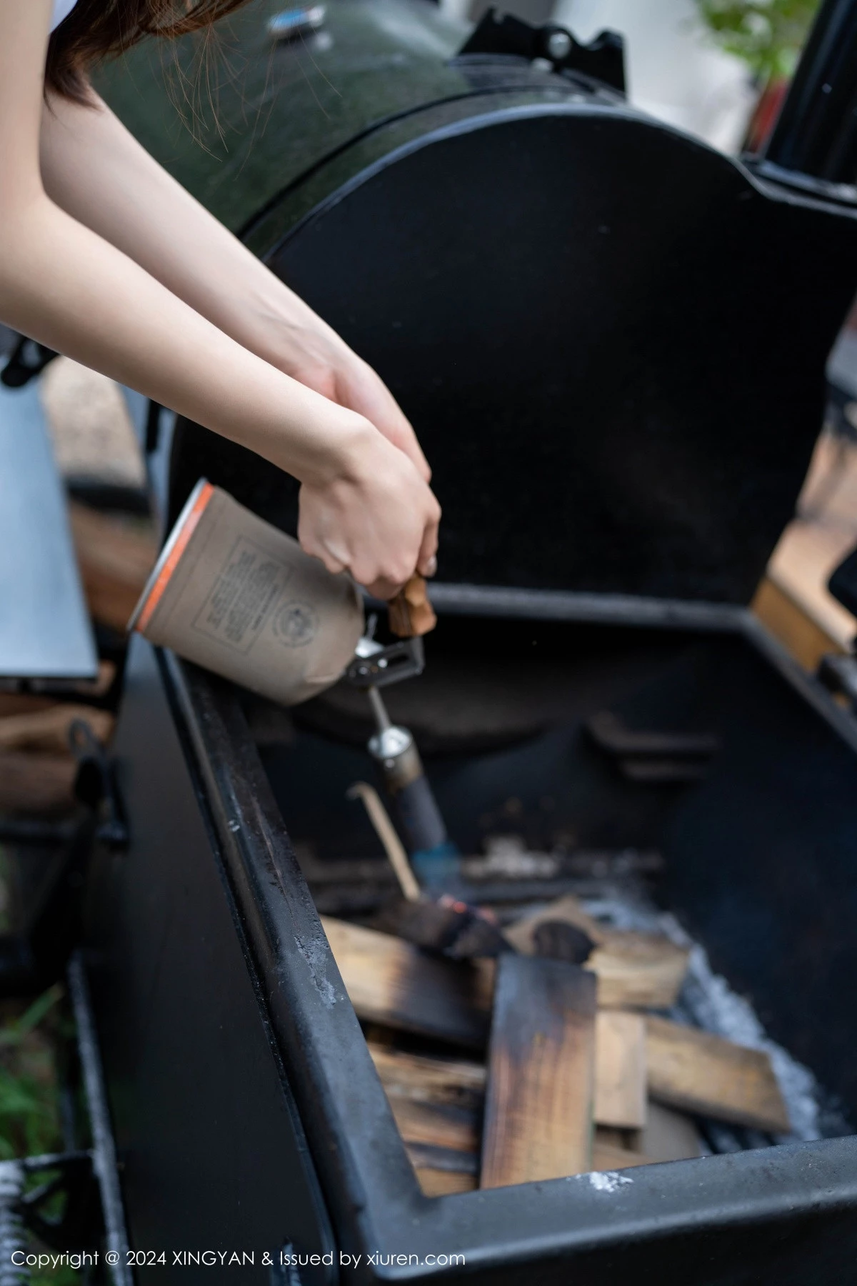 秀人集.com_[XINGYAN星颜社]VOL.257_模特清妙户外性感白T配蓝色短裙露超薄白丝秀翘臀美腿诱惑写真80P