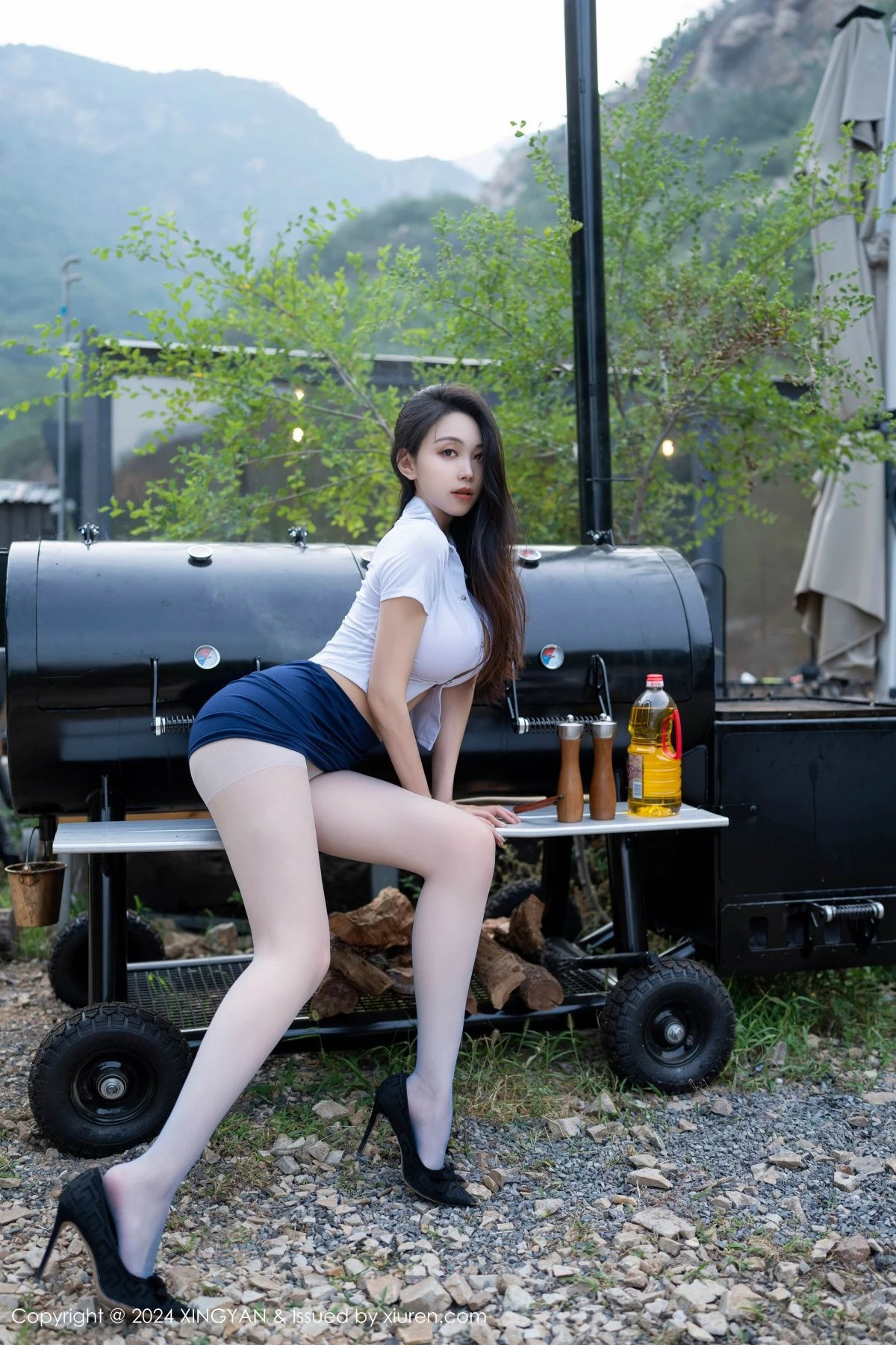 秀人集.com_[XINGYAN星颜社]VOL.257_模特清妙户外性感白T配蓝色短裙露超薄白丝秀翘臀美腿诱惑写真80P