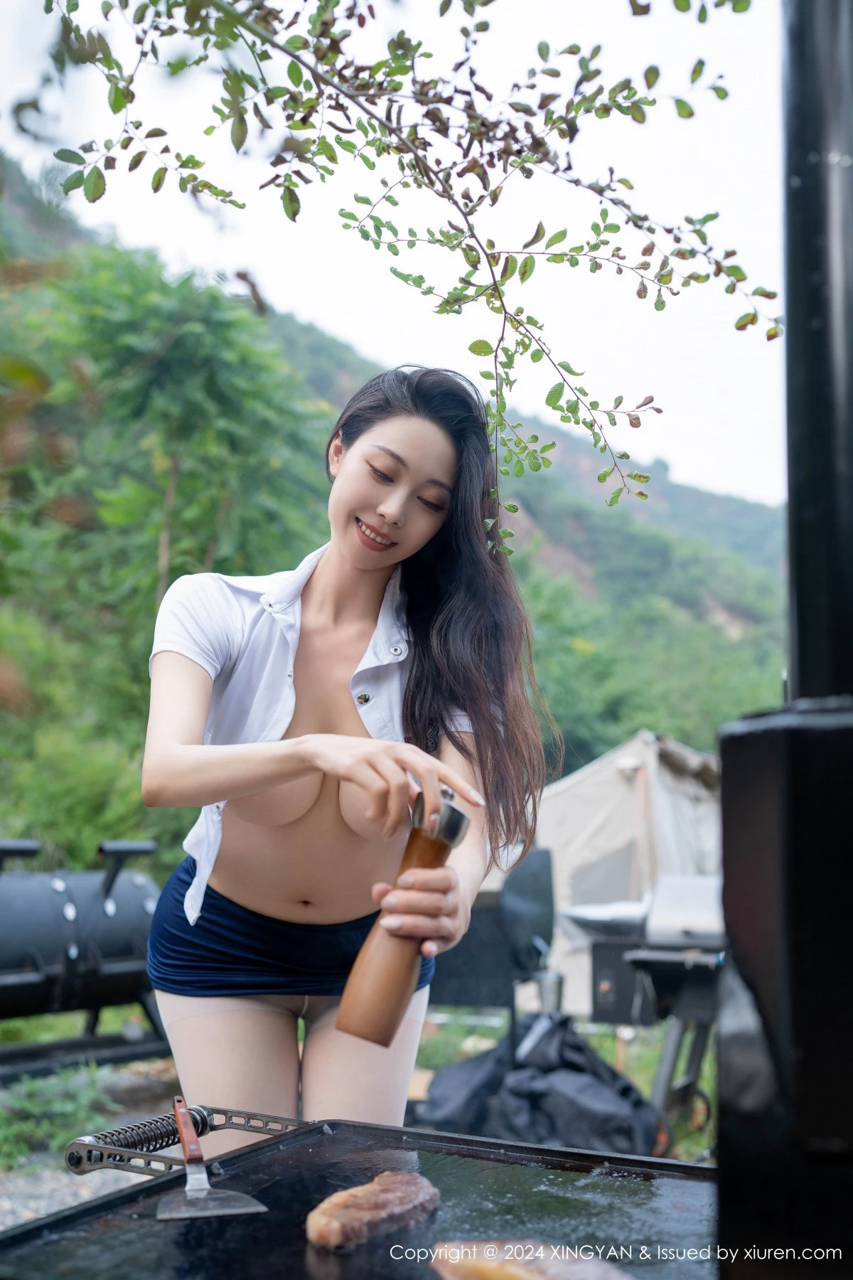 秀人集.com_[XINGYAN星颜社]VOL.257_模特清妙户外性感白T配蓝色短裙露超薄白丝秀翘臀美腿诱惑写真80P