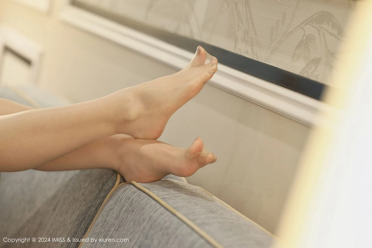 秀人集.com_[IMISS爱蜜社]Vol.773_模特瑞妤性感深色上衣配白短裙露超薄肉丝秀翘臀美腿诱惑写真50P