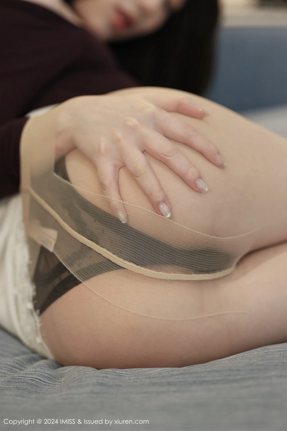 秀人集.com_[IMISS爱蜜社]Vol.773_模特瑞妤性感深色上衣配白短裙露超薄肉丝秀翘臀美腿诱惑写真50P