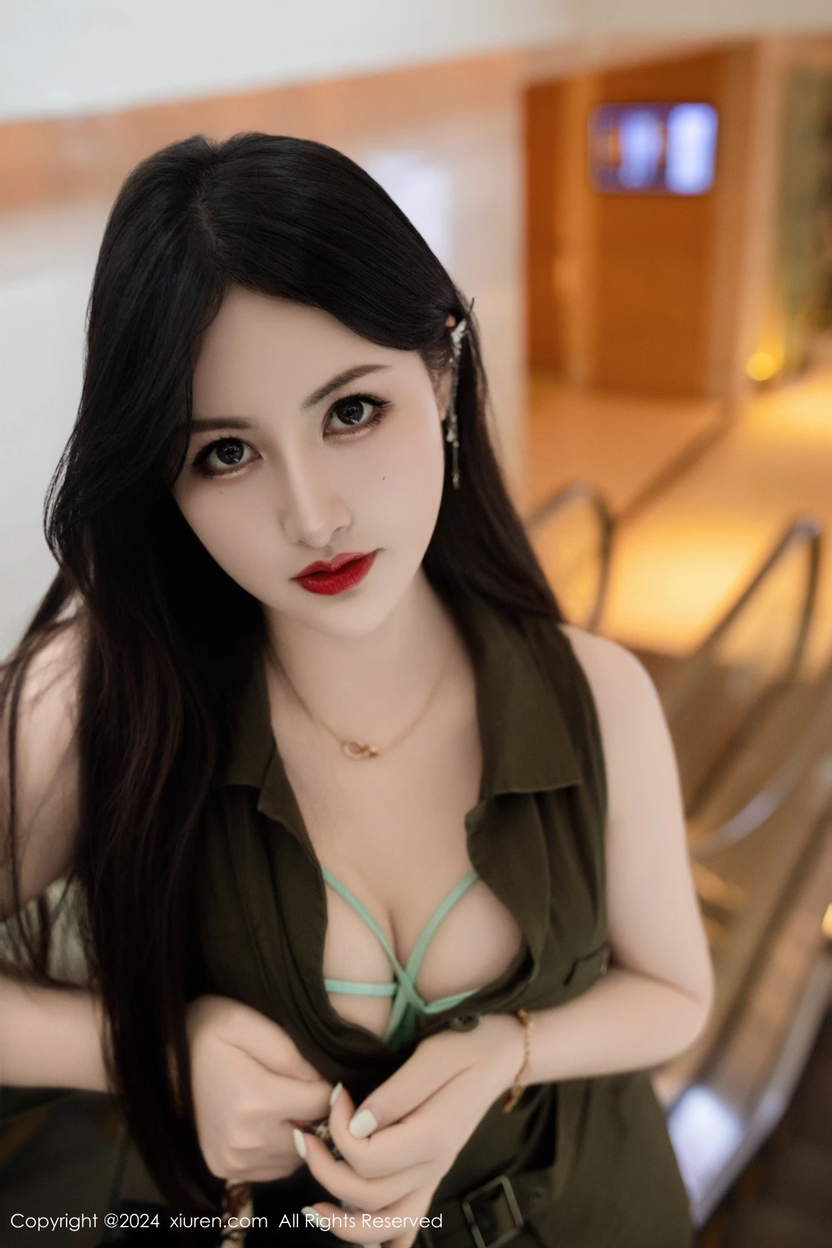 秀人集.com_[XiuRen秀人网]No.8940_模特诗诗kiki深色连衣裙露性感内衣配原色丝袜秀丰腴身姿诱惑写真72P