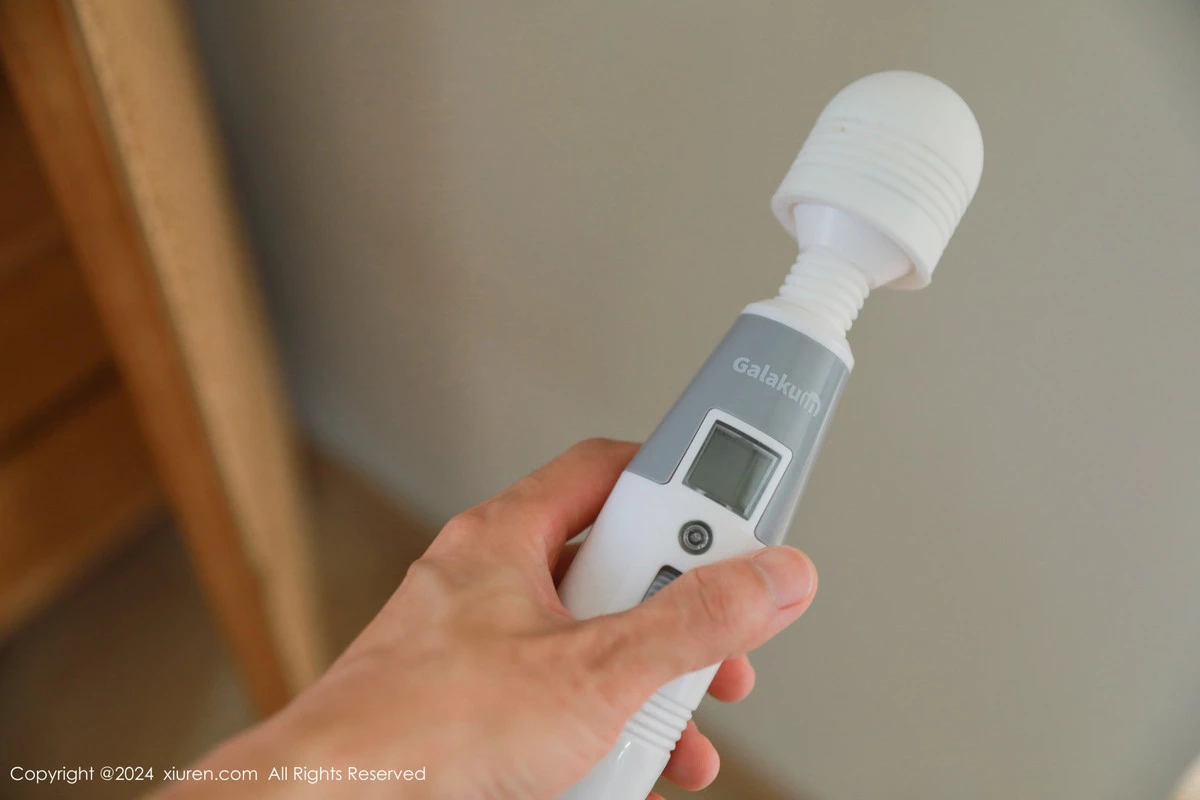 秀人集.com_[XiuRen秀人网]No.8964_模特桃妖夭性感白色服饰配超短牛仔裤秀曼妙身姿惹火诱惑写真83P