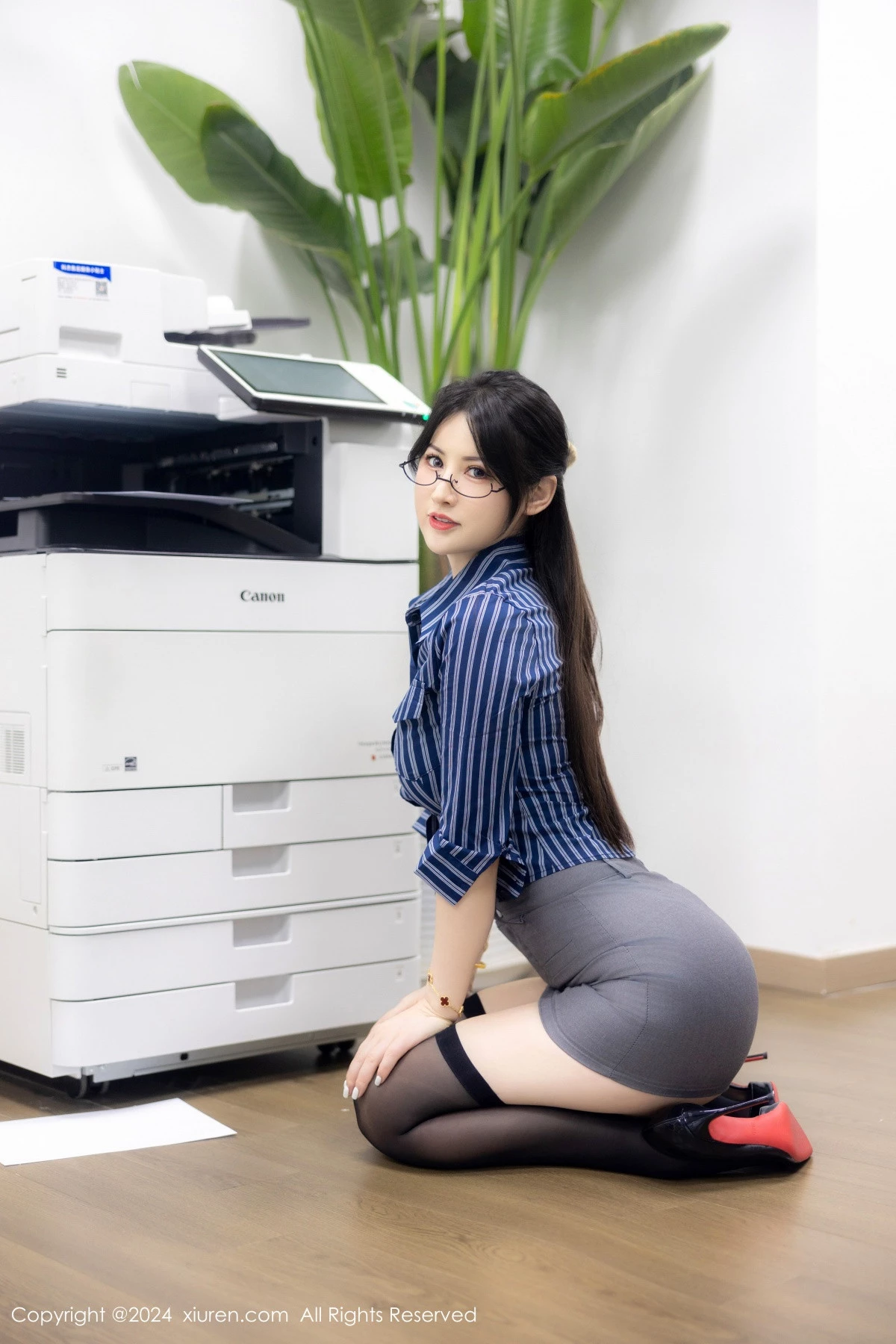 秀人集.com_[XiuRen秀人网]No.8971_模特诗诗kiki性感OL衬衫露红色内衣配黑丝袜秀惹火身材诱惑写真85P