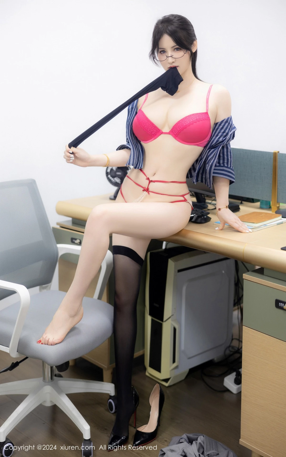 秀人集.com_[XiuRen秀人网]No.8971_模特诗诗kiki性感OL衬衫露红色内衣配黑丝袜秀惹火身材诱惑写真85P