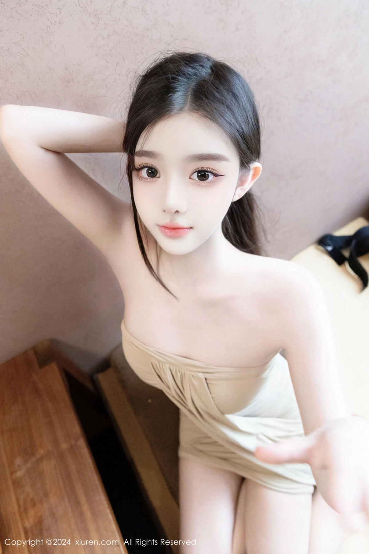 秀人集.com_[XiuRen秀人网]No.8883_模特龙雪儿性感米色吊带短裙露黑色内衣半撩秀翘臀美腿诱惑写真83P