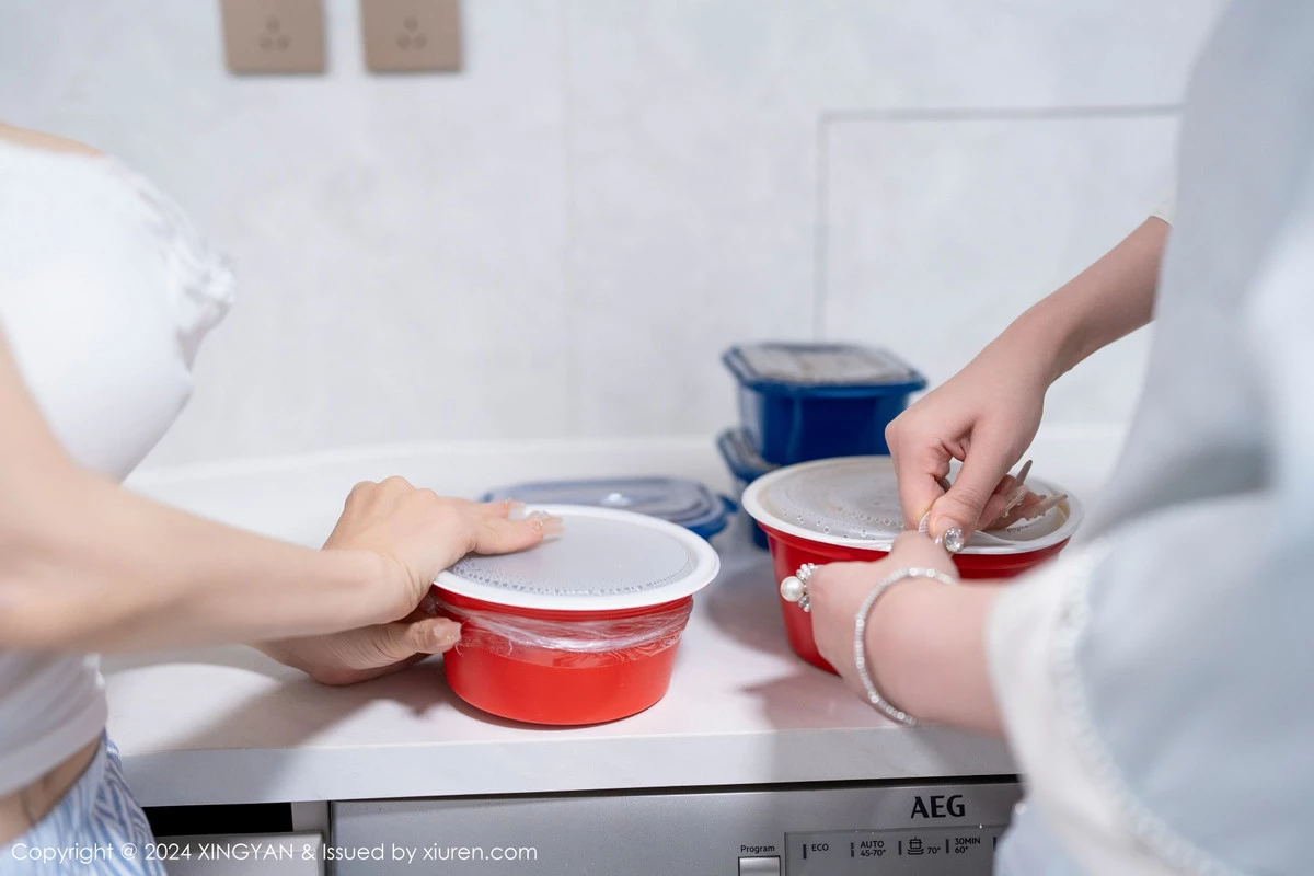 秀人集.com_[XINGYAN星颜社]VOL.258_模特潘思沁＆李丽莎厨房场景性感睡衣系列秀完美身材诱惑写真80P