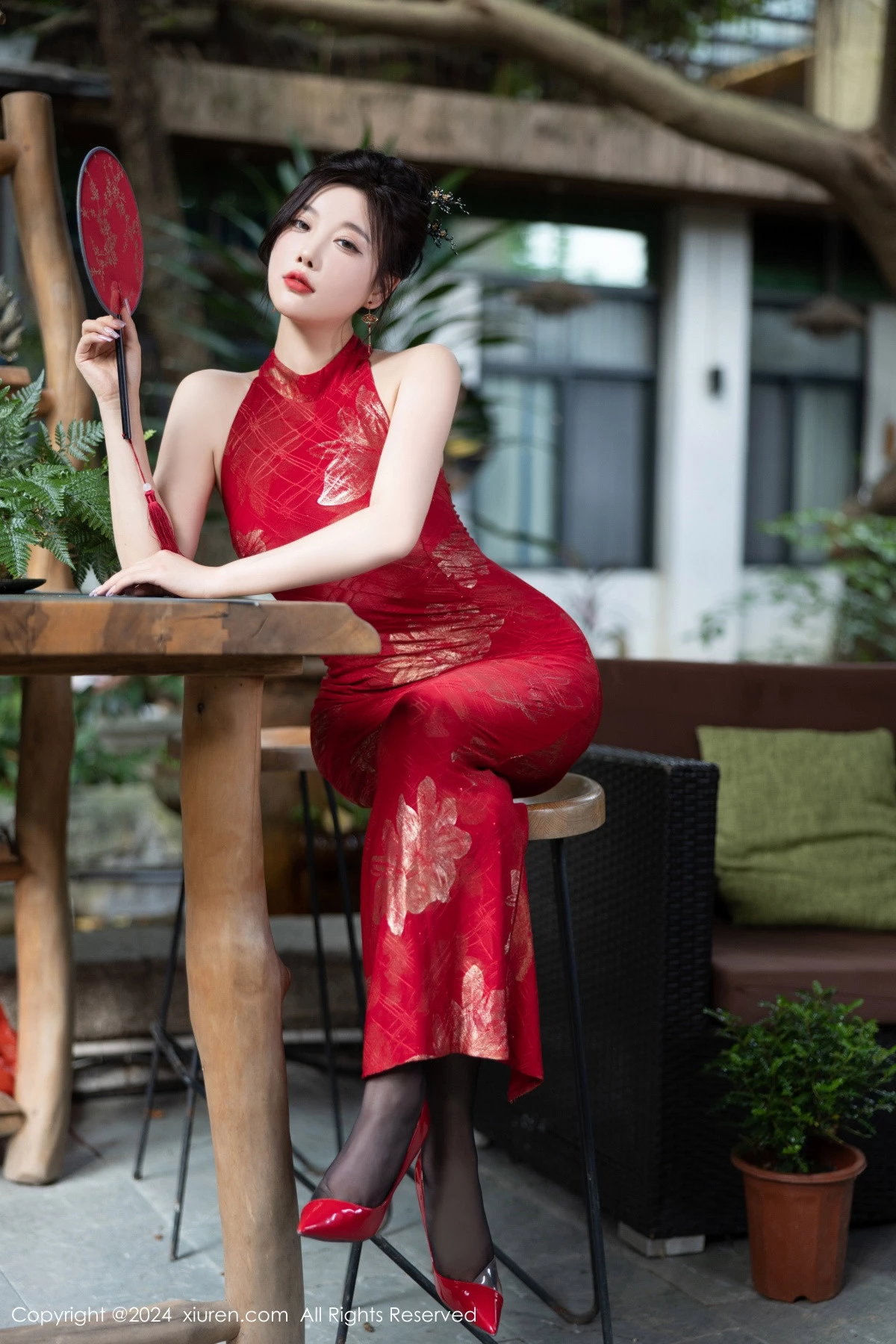 秀人集.com_[XiuRen秀人网]No.8996_女神杨晨晨Yome性感红色长旗袍配黑丝吊袜秀丰腴身材诱惑写真81P