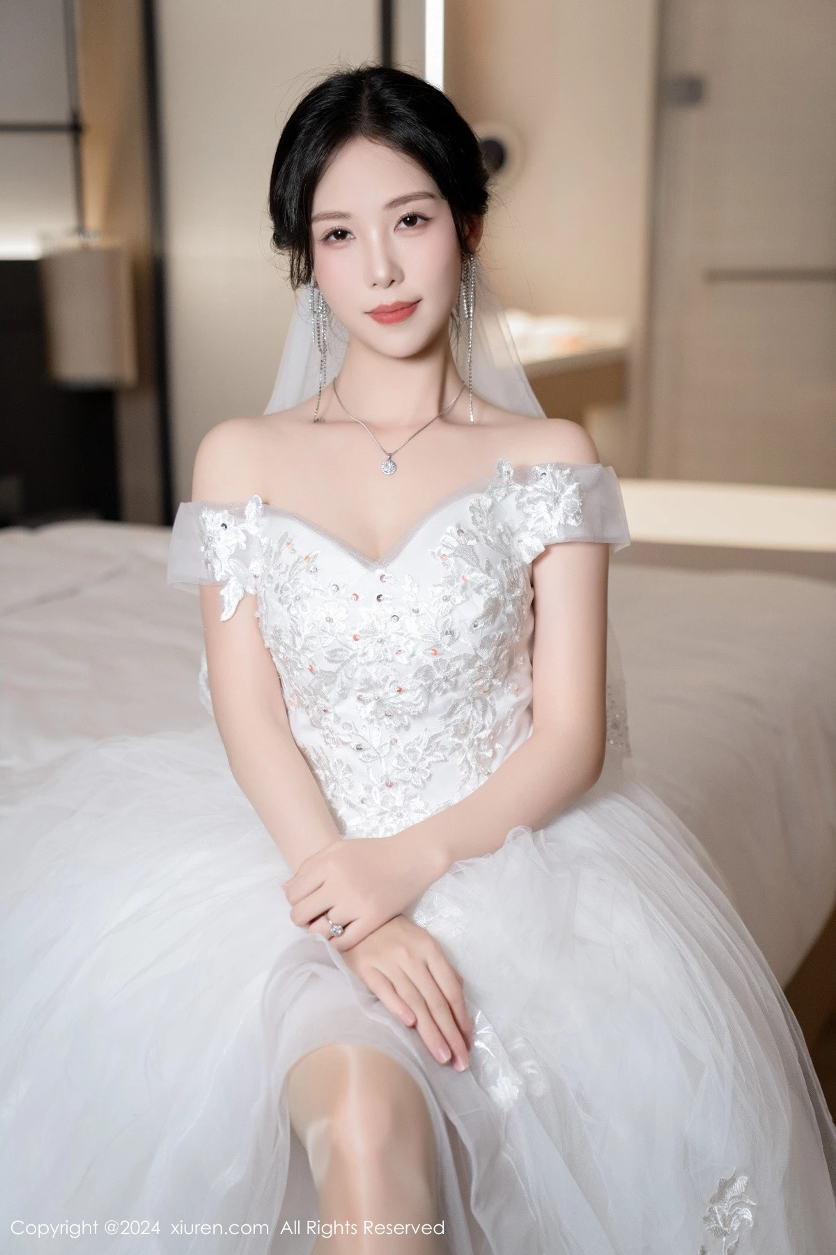 秀人集.com_[XiuRen秀人网]No.8998_模特利世浴室场景性感白色婚纱配超薄肉丝秀完美身材诱惑写真100P