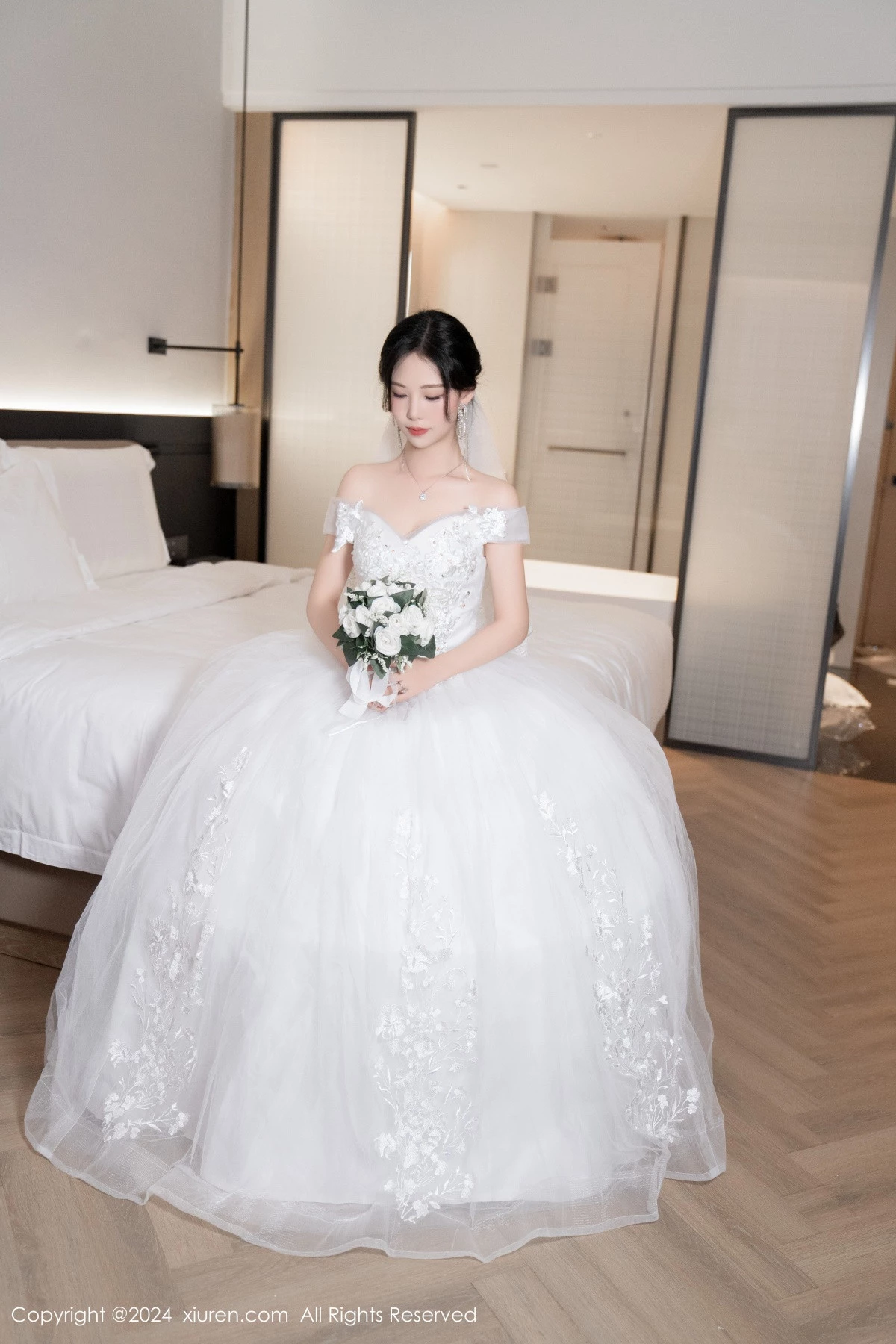 秀人集.com_[XiuRen秀人网]No.8998_模特利世浴室场景性感白色婚纱配超薄肉丝秀完美身材诱惑写真100P