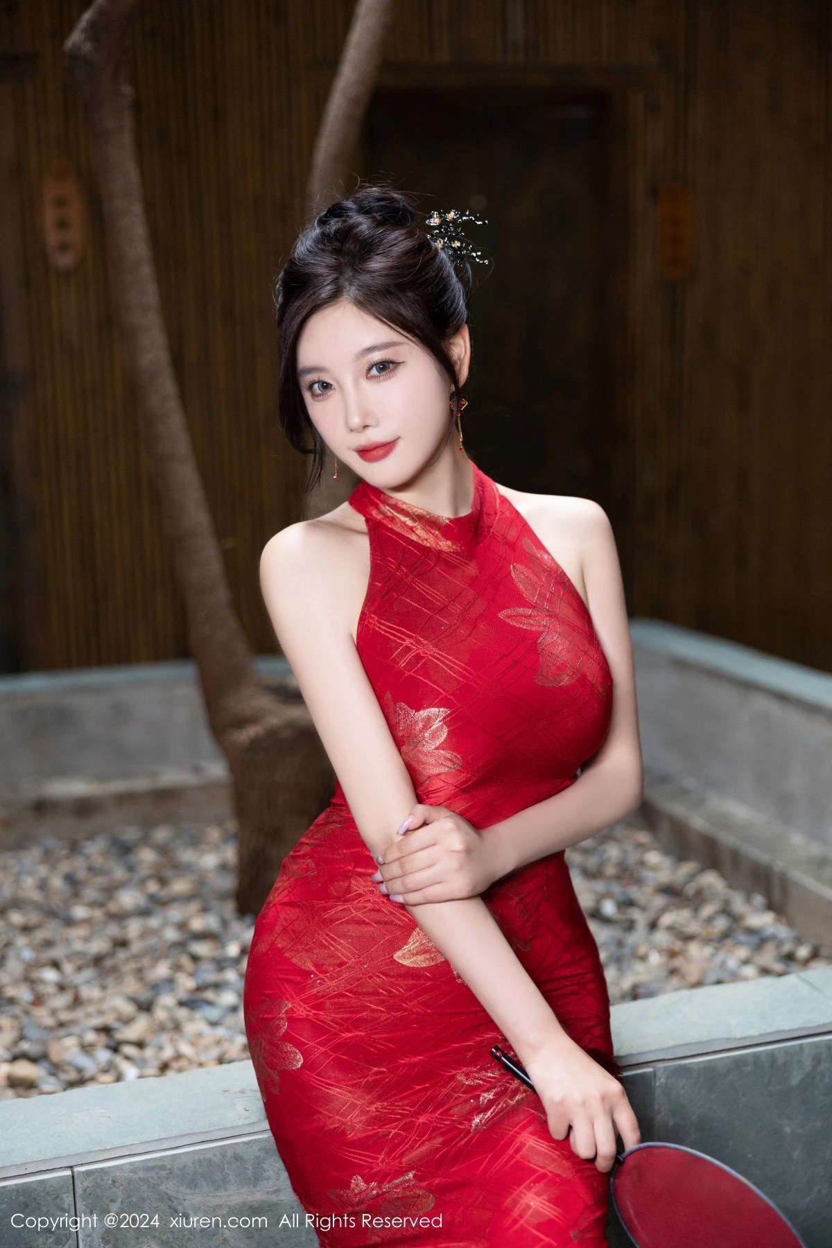 秀人集.com_[XiuRen秀人网]No.8996_女神杨晨晨Yome性感红色长旗袍配黑丝吊袜秀丰腴身材诱惑写真81P