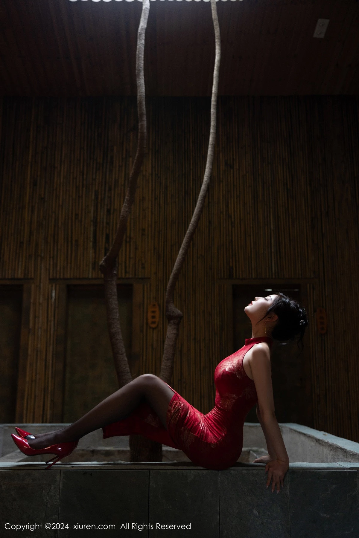 秀人集.com_[XiuRen秀人网]No.8996_女神杨晨晨Yome性感红色长旗袍配黑丝吊袜秀丰腴身材诱惑写真81P