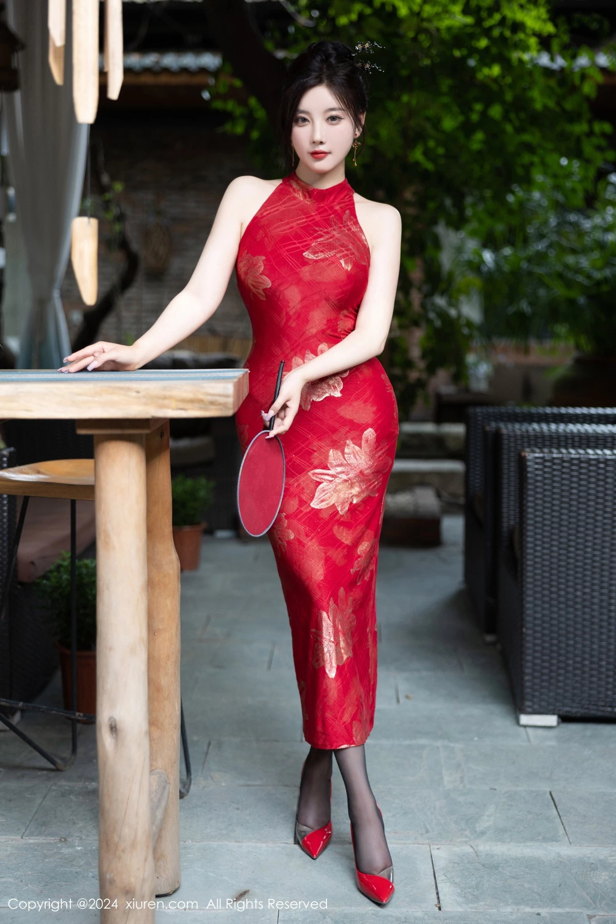 秀人集.com_[XiuRen秀人网]No.8996_女神杨晨晨Yome性感红色长旗袍配黑丝吊袜秀丰腴身材诱惑写真81P