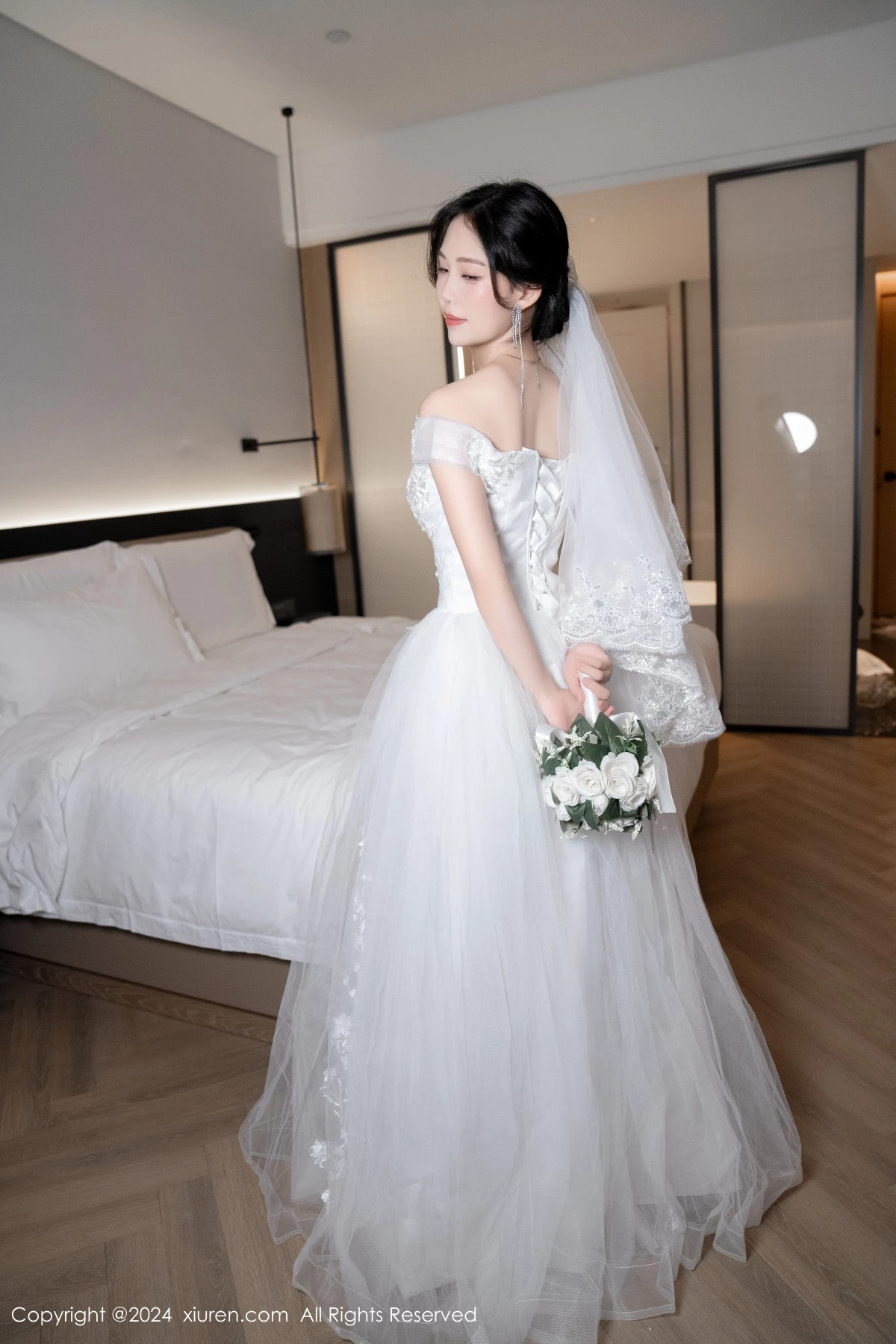 秀人集.com_[XiuRen秀人网]No.8998_模特利世浴室场景性感白色婚纱配超薄肉丝秀完美身材诱惑写真100P