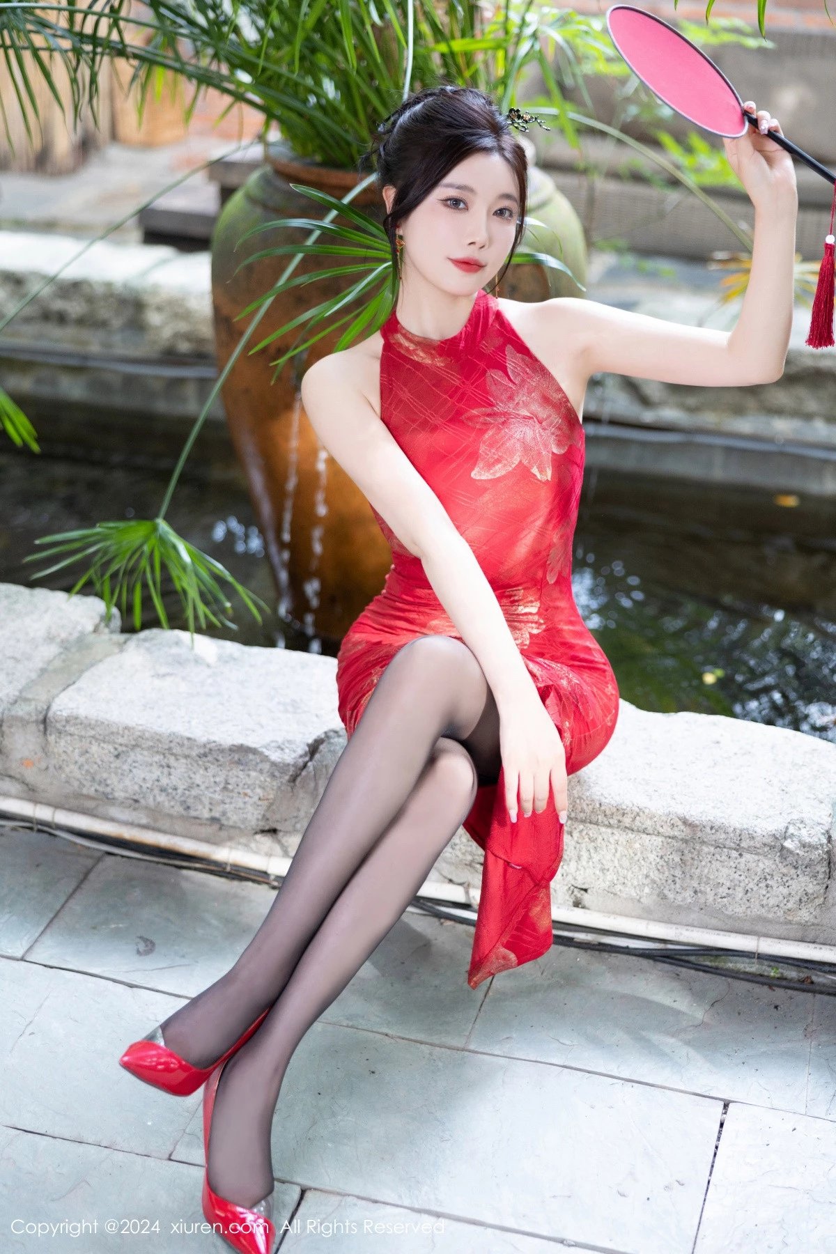 秀人集.com_[XiuRen秀人网]No.8996_女神杨晨晨Yome性感红色长旗袍配黑丝吊袜秀丰腴身材诱惑写真81P