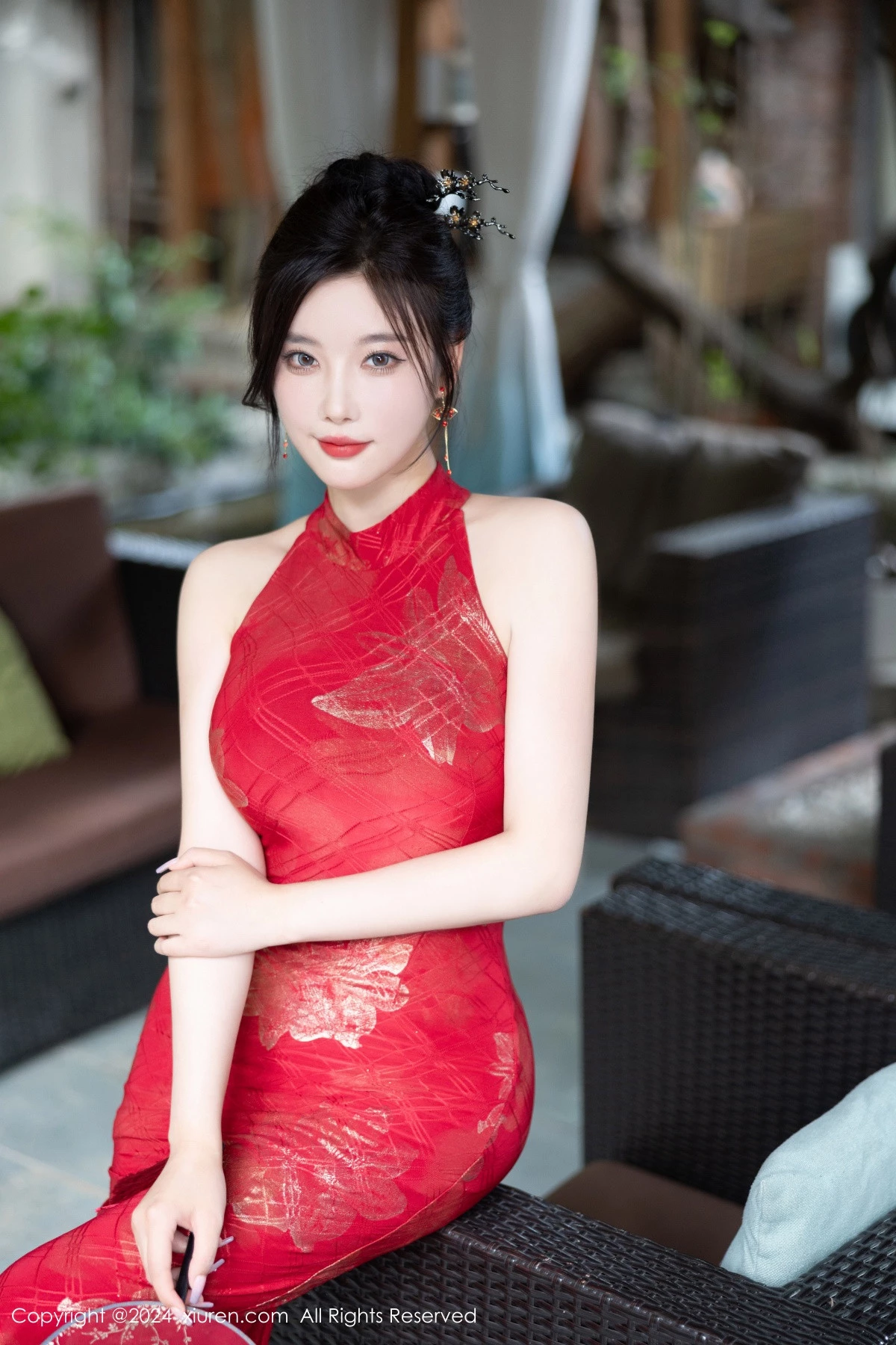 秀人集.com_[XiuRen秀人网]No.8996_女神杨晨晨Yome性感红色长旗袍配黑丝吊袜秀丰腴身材诱惑写真81P