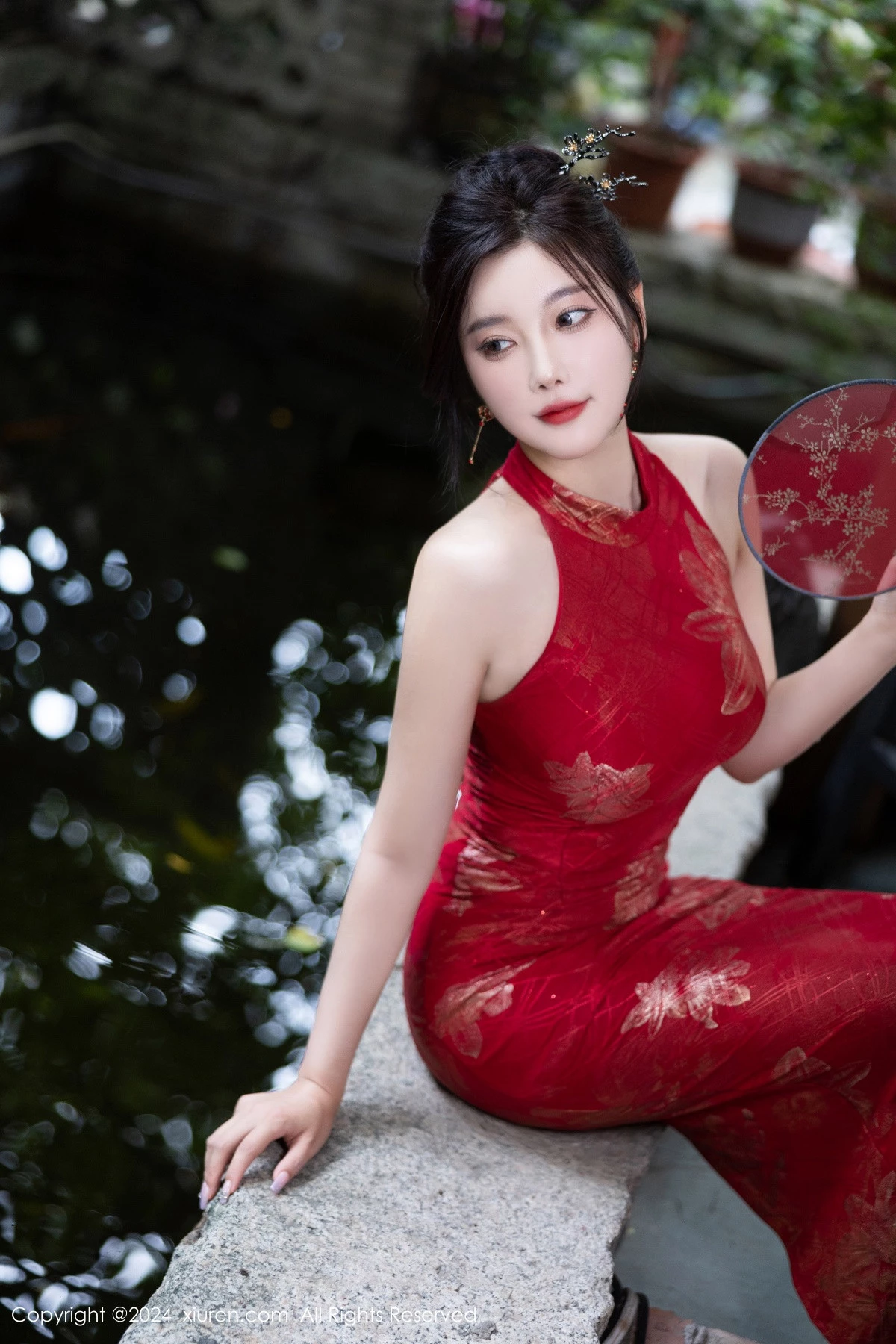 秀人集.com_[XiuRen秀人网]No.8996_女神杨晨晨Yome性感红色长旗袍配黑丝吊袜秀丰腴身材诱惑写真81P