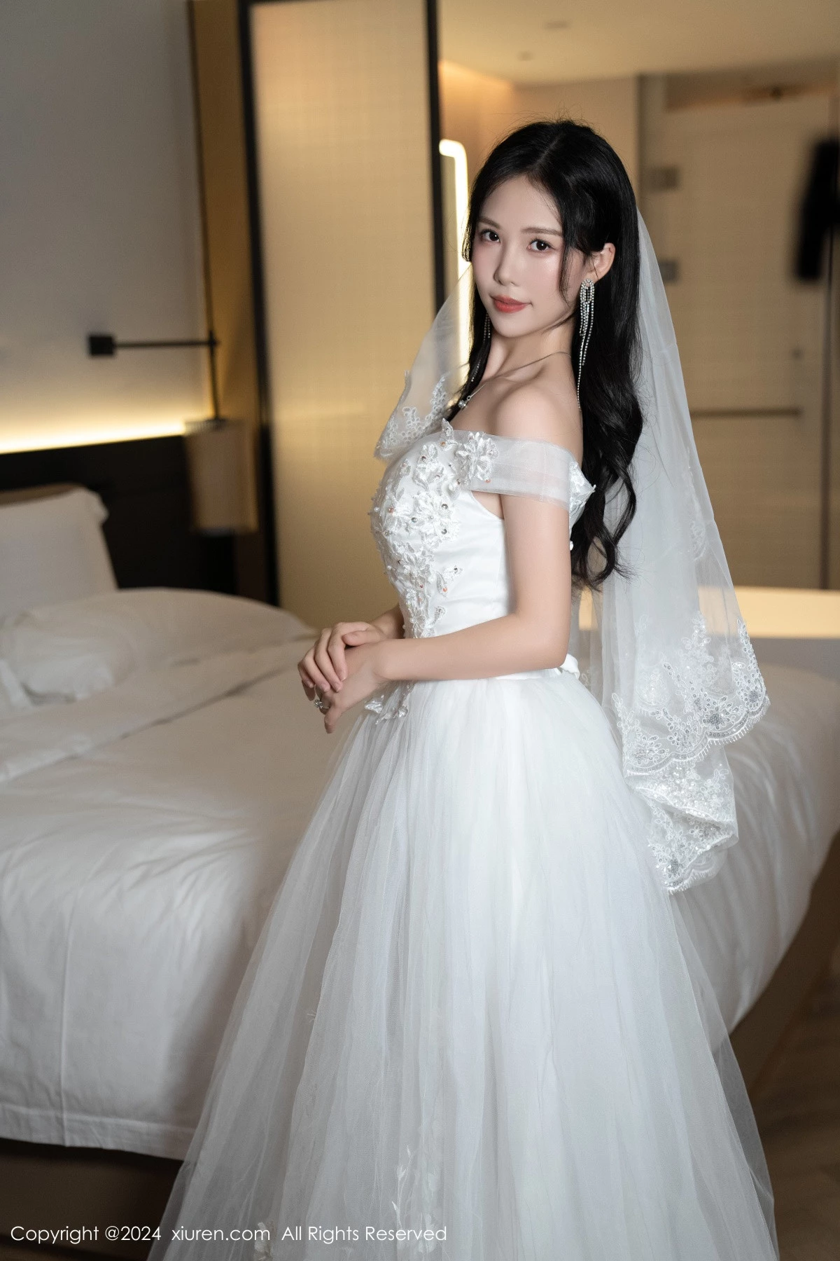 秀人集.com_[XiuRen秀人网]No.8998_模特利世浴室场景性感白色婚纱配超薄肉丝秀完美身材诱惑写真100P