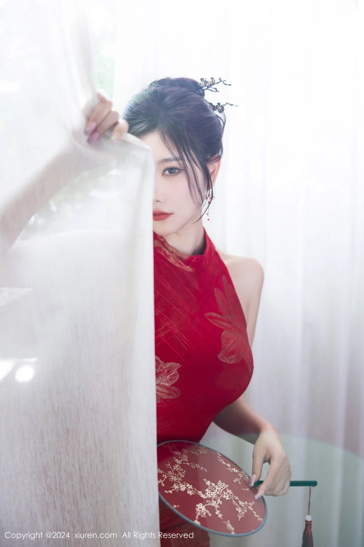 秀人集.com_[XiuRen秀人网]No.8996_女神杨晨晨Yome性感红色长旗袍配黑丝吊袜秀丰腴身材诱惑写真81P