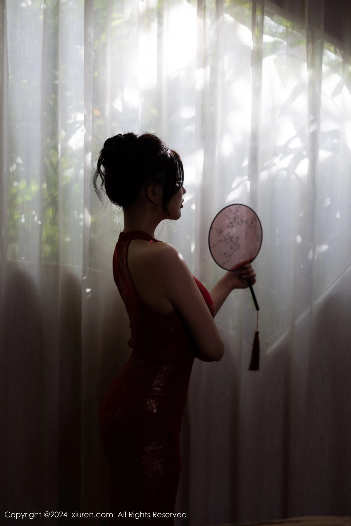 秀人集.com_[XiuRen秀人网]No.8996_女神杨晨晨Yome性感红色长旗袍配黑丝吊袜秀丰腴身材诱惑写真81P