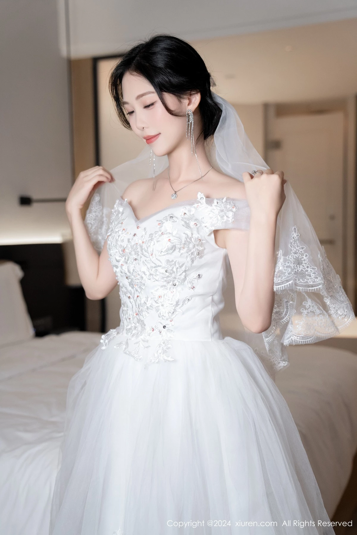 秀人集.com_[XiuRen秀人网]No.8998_模特利世浴室场景性感白色婚纱配超薄肉丝秀完美身材诱惑写真100P