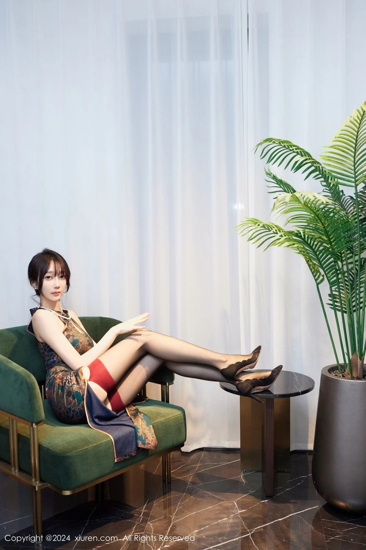 秀人集.com_[XiuRen秀人网]No.8995_模特玥儿玥er性感高开花朵旗袍配黑丝吊袜秀曼妙身姿诱惑写真70P
