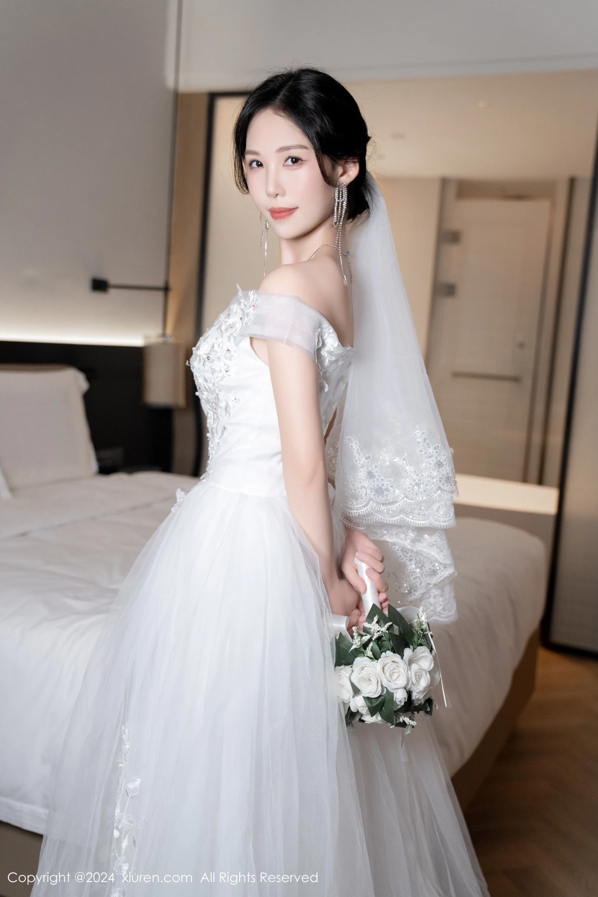 秀人集.com_[XiuRen秀人网]No.8998_模特利世浴室场景性感白色婚纱配超薄肉丝秀完美身材诱惑写真100P