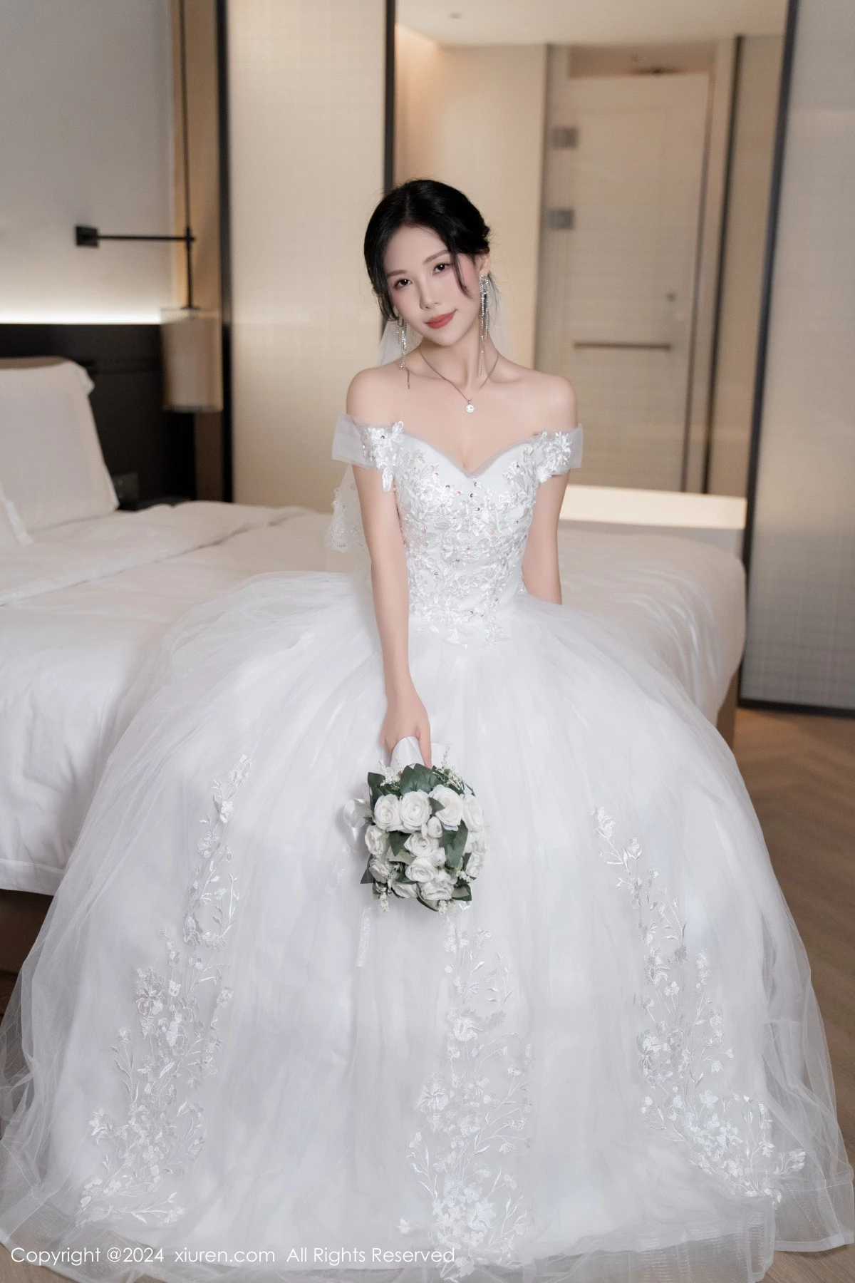 秀人集.com_[XiuRen秀人网]No.8998_模特利世浴室场景性感白色婚纱配超薄肉丝秀完美身材诱惑写真100P