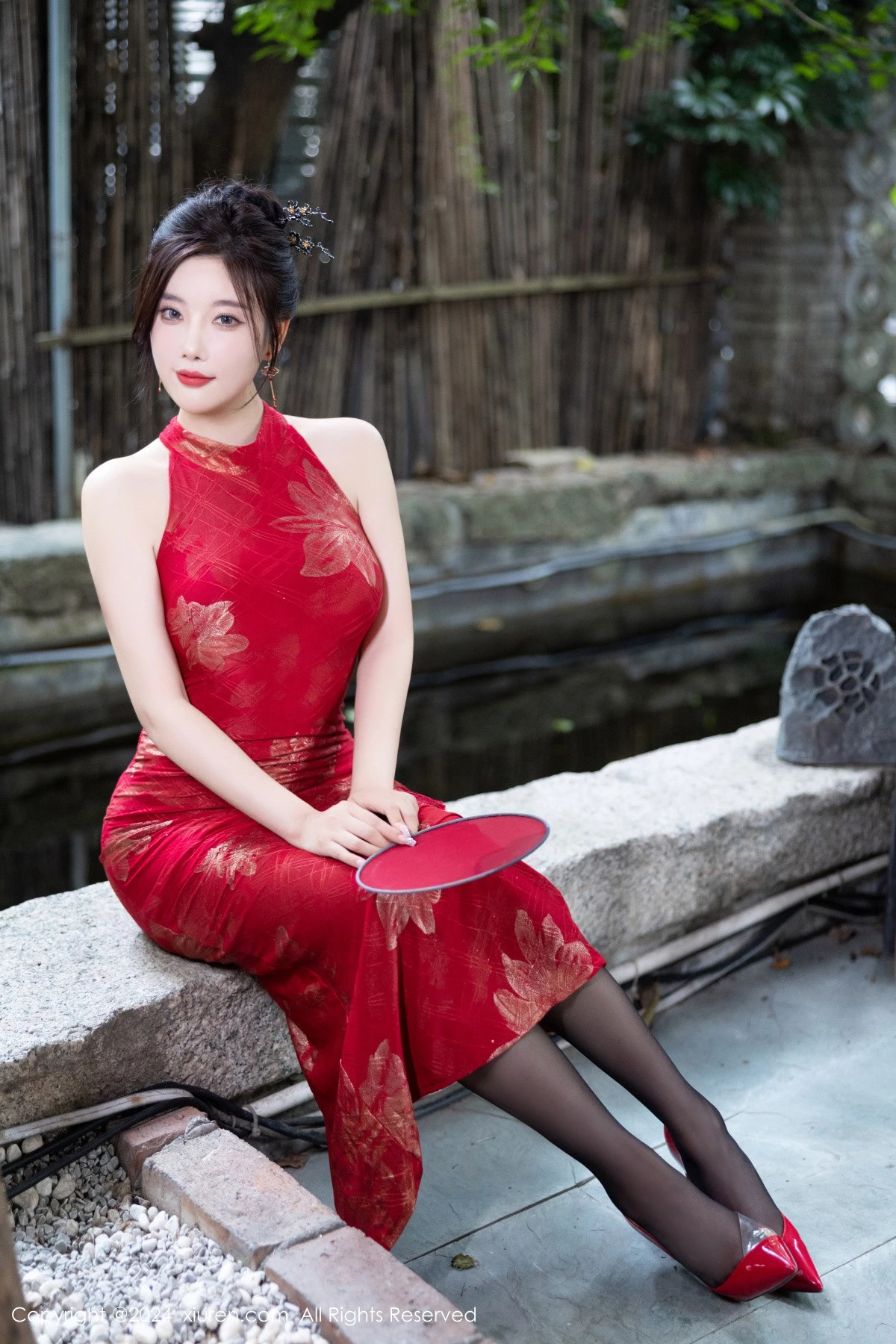 秀人集.com_[XiuRen秀人网]No.8996_女神杨晨晨Yome性感红色长旗袍配黑丝吊袜秀丰腴身材诱惑写真81P