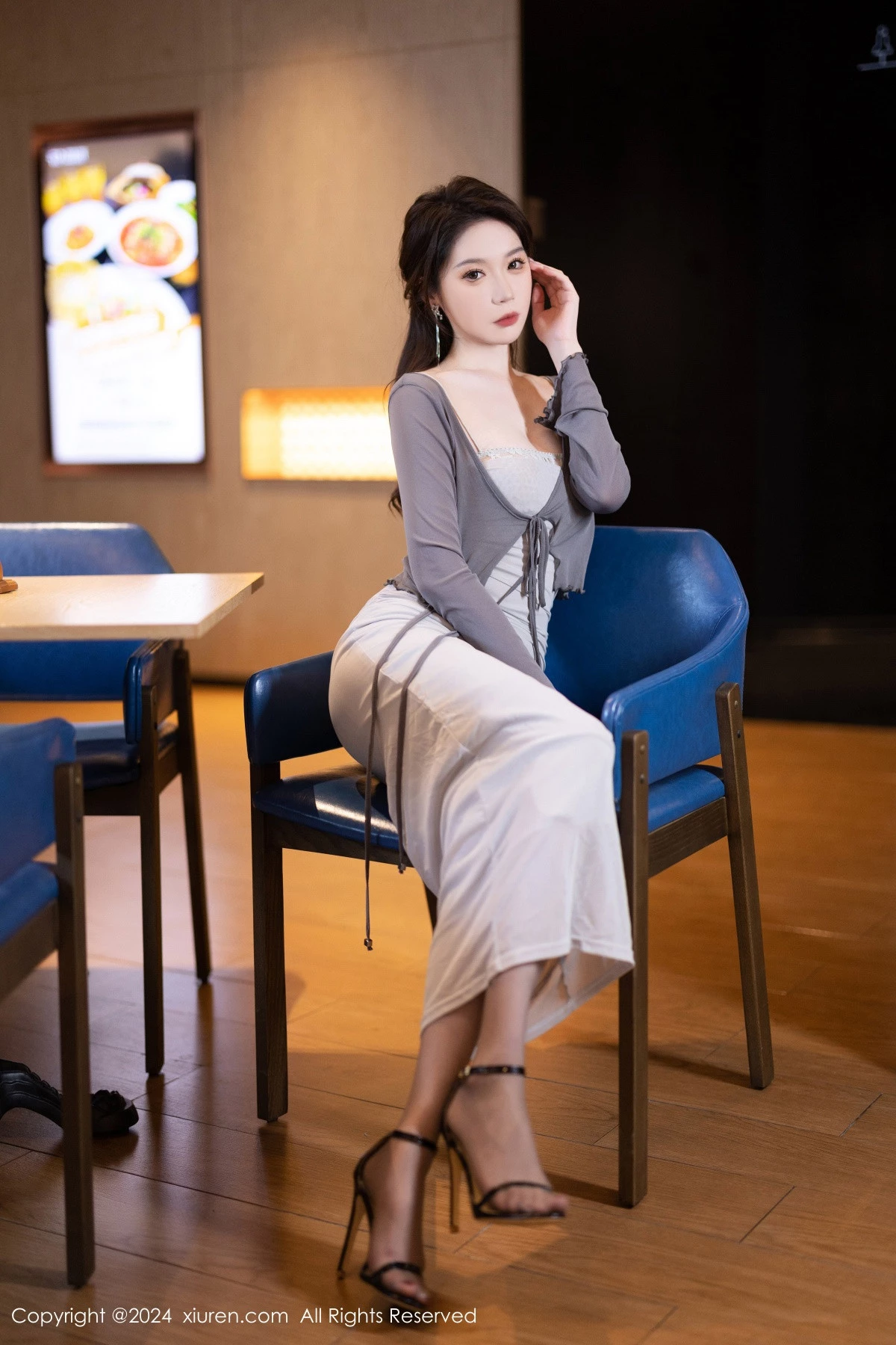 秀人集.com_[XiuRen秀人网]No.9007_模特梦心玥性感灰色吊带裙配超薄无内黑丝秀曼妙身姿诱惑写真100P