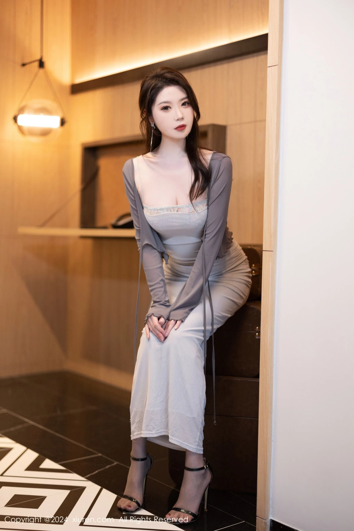 秀人集.com_[XiuRen秀人网]No.9007_模特梦心玥性感灰色吊带裙配超薄无内黑丝秀曼妙身姿诱惑写真100P