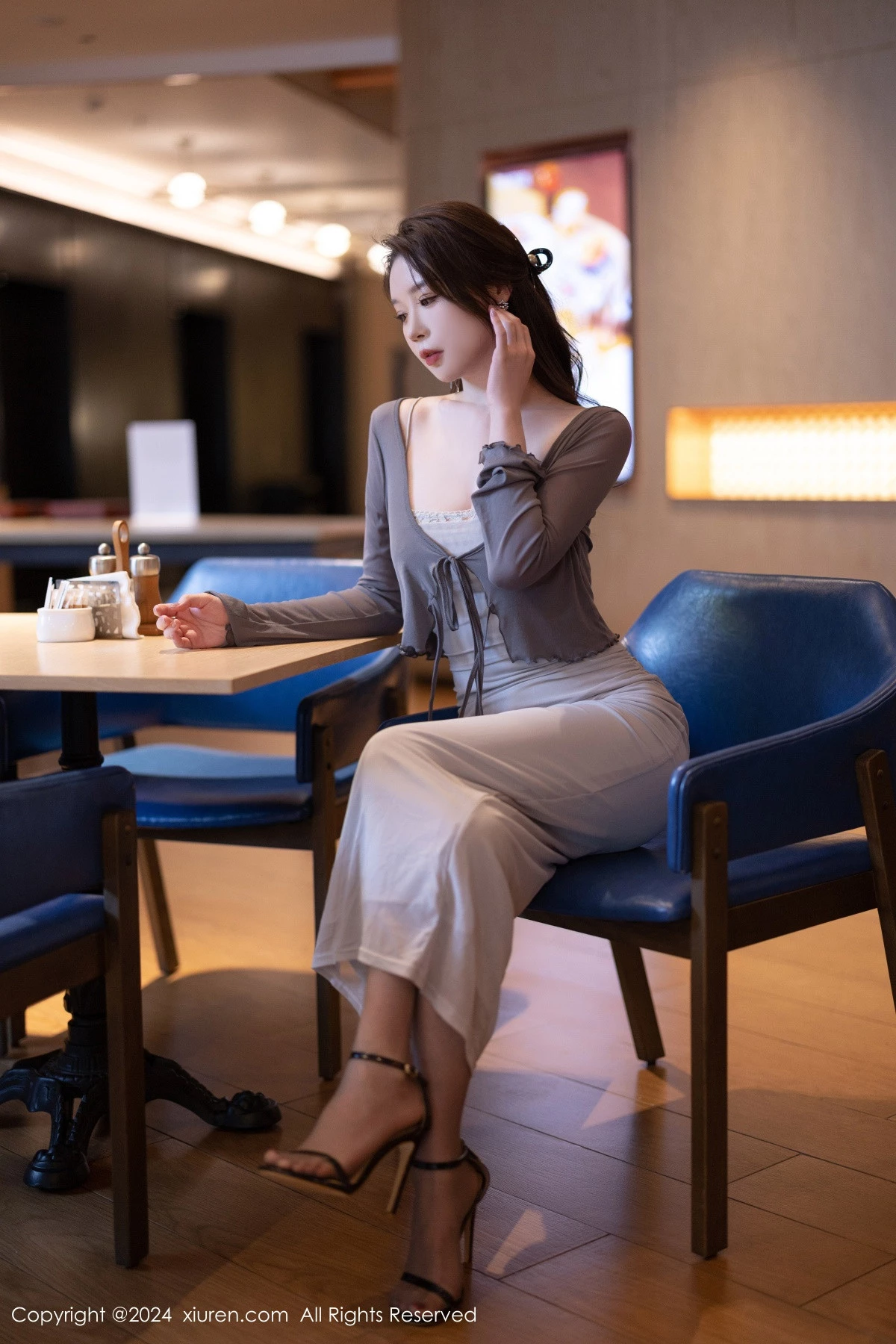 秀人集.com_[XiuRen秀人网]No.9007_模特梦心玥性感灰色吊带裙配超薄无内黑丝秀曼妙身姿诱惑写真100P