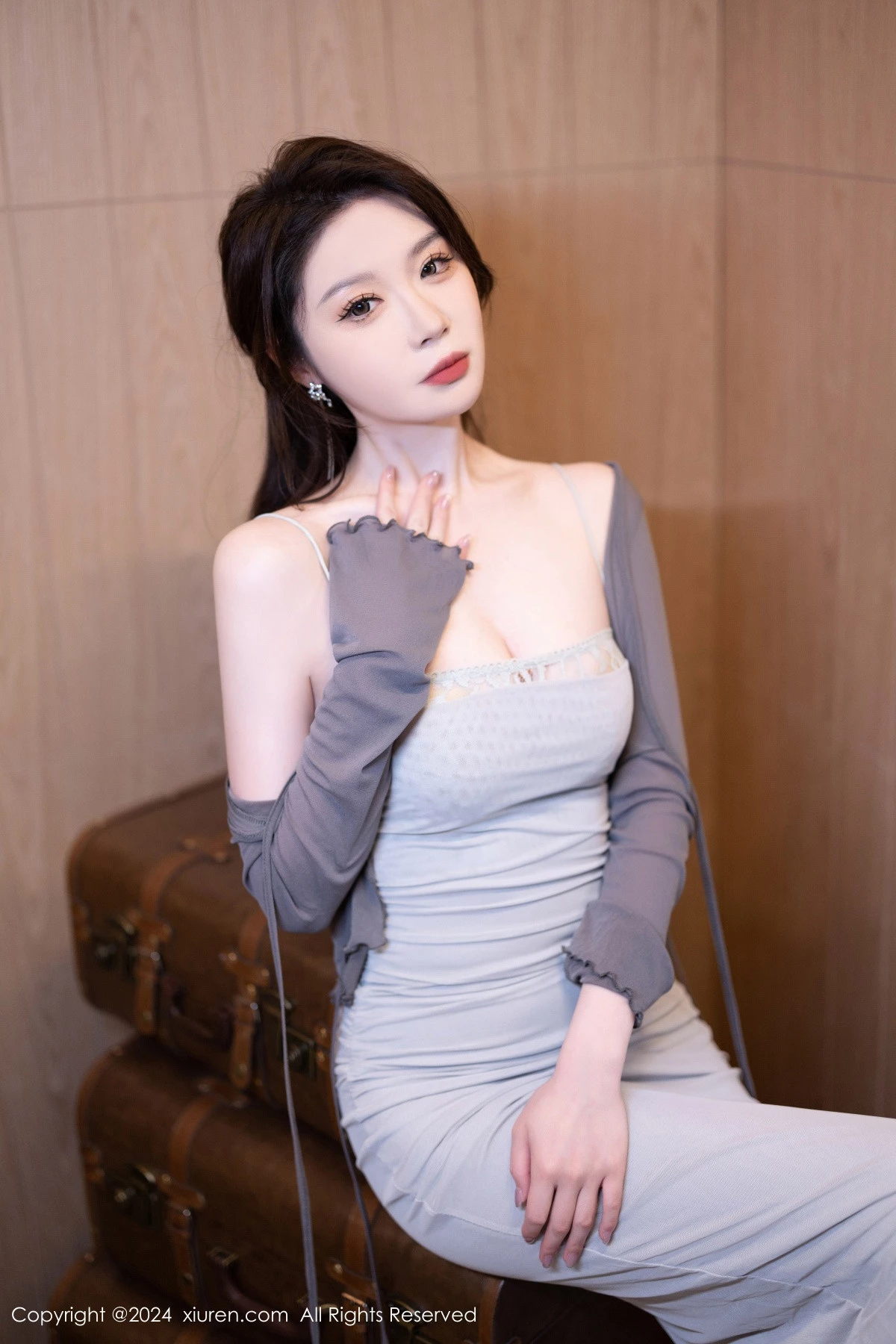 秀人集.com_[XiuRen秀人网]No.9007_模特梦心玥性感灰色吊带裙配超薄无内黑丝秀曼妙身姿诱惑写真100P