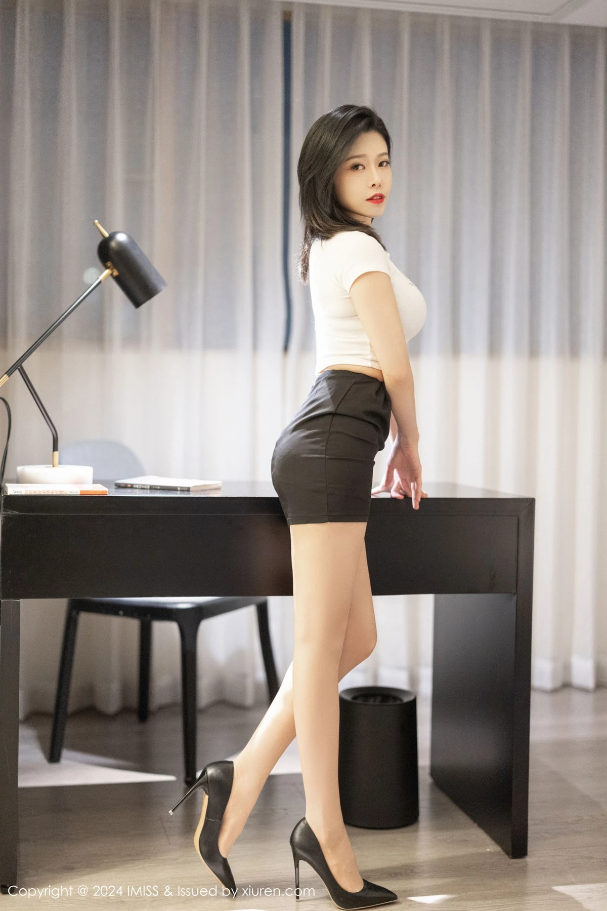 秀人集.com_[IMISS爱蜜社]Vol.777_女神luvian本能白色短T配黑短裙露黑色内衣秀完美身材诱惑写真39P