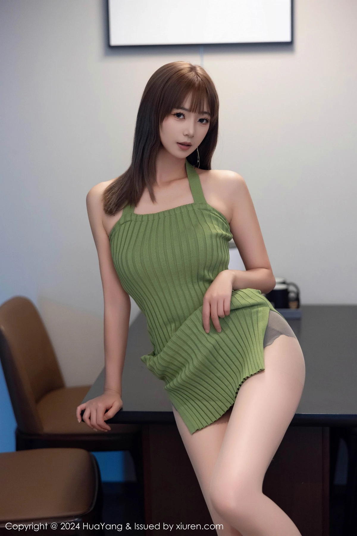 秀人集.com_[HuaYang花漾]Vol.600_女神宋-kiki性感绿色连衣短裙配超薄灰丝秀丰腴身材完美诱惑写真74P