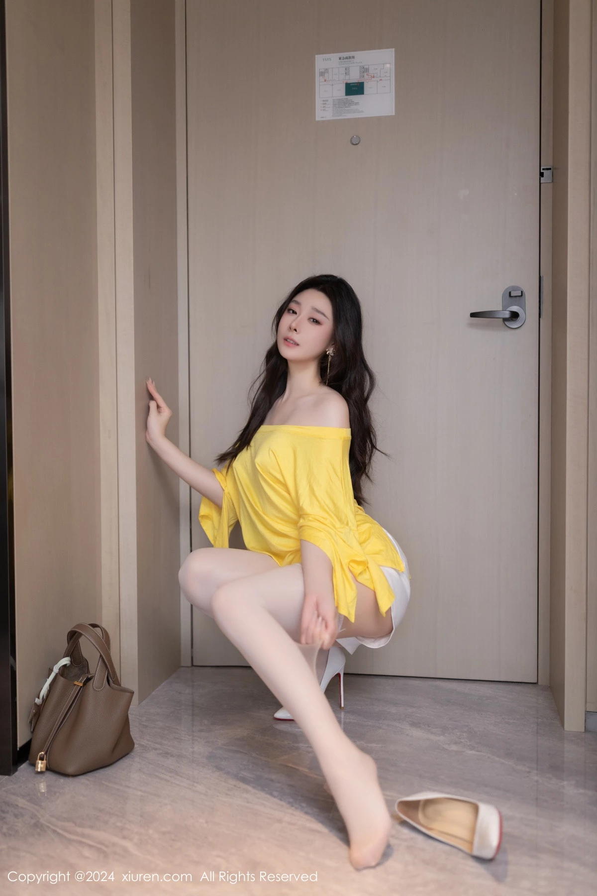 秀人集.com_[XiuRen秀人网]No.9019_模特小逗逗性感黄色上衣配白短裤露白色丝袜秀曼妙身姿诱惑写真82P