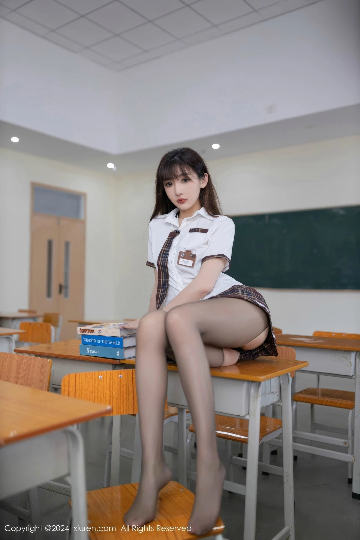 秀人集.com_[XiuRen秀人网]No.8918_模特陆萱萱学生制服露情趣内衣配开档黑丝秀完美身材诱惑写真80P