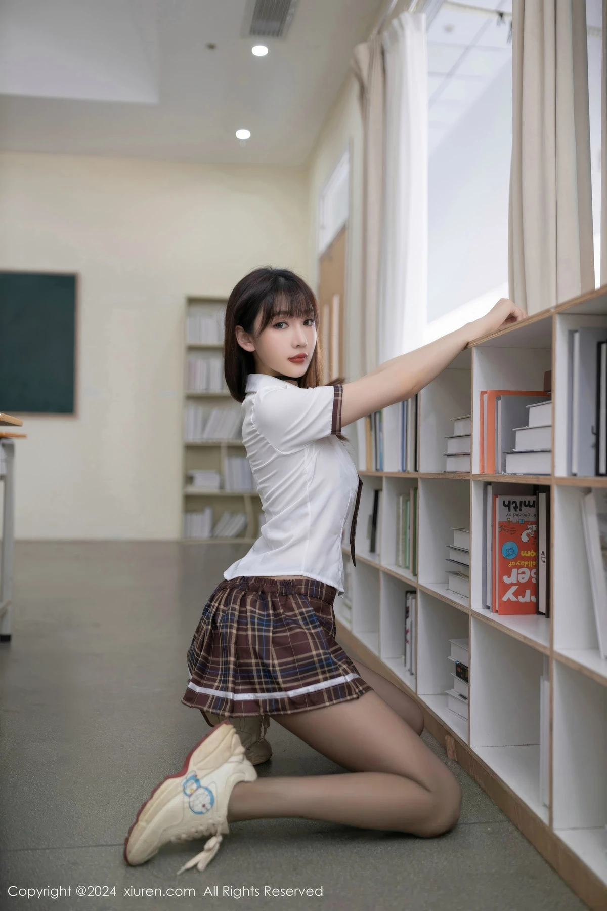 秀人集.com_[XiuRen秀人网]No.8918_模特陆萱萱学生制服露情趣内衣配开档黑丝秀完美身材诱惑写真80P
