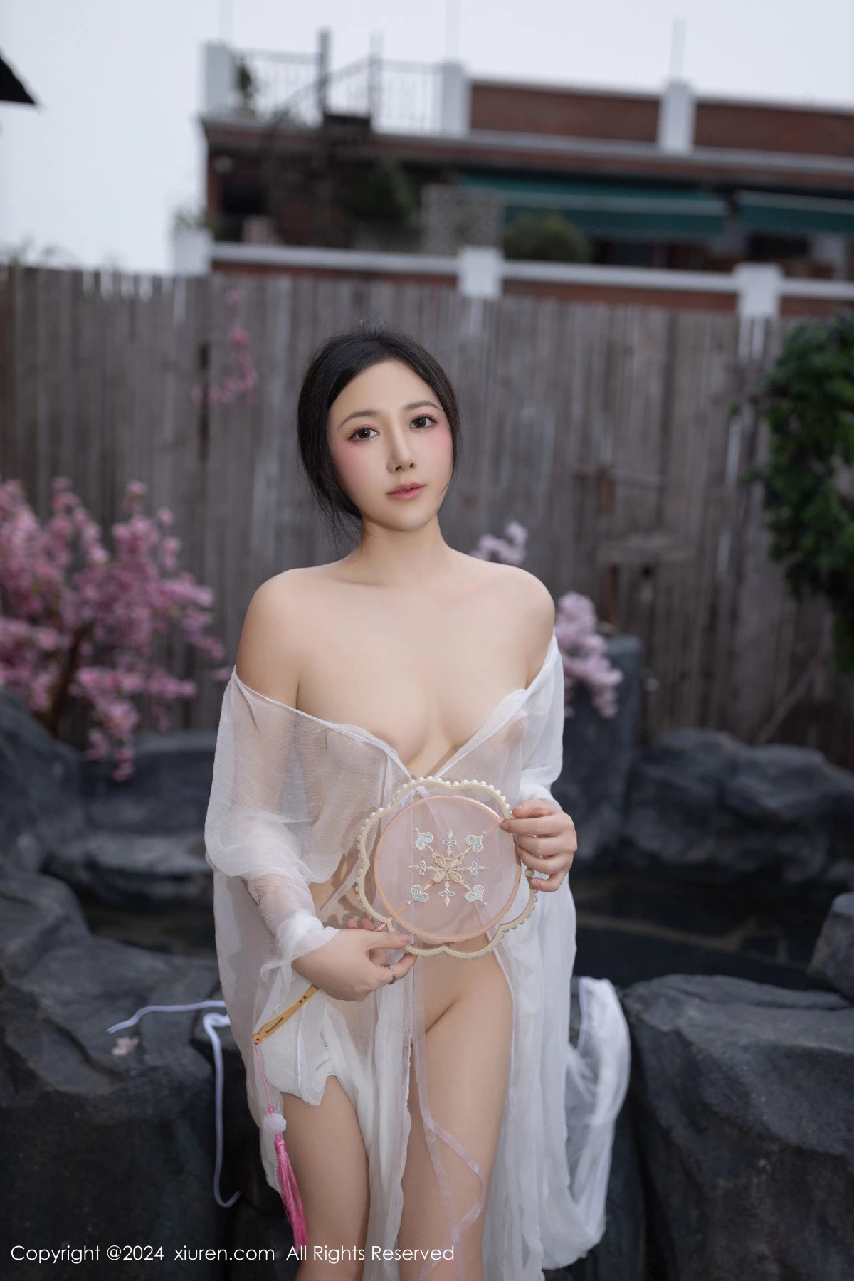 秀人集.com_[XiuRen秀人网]No.8927_模特鱼子酱Fish性感白色轻透连衣裙露白色情趣内衣迷人诱惑写真80P